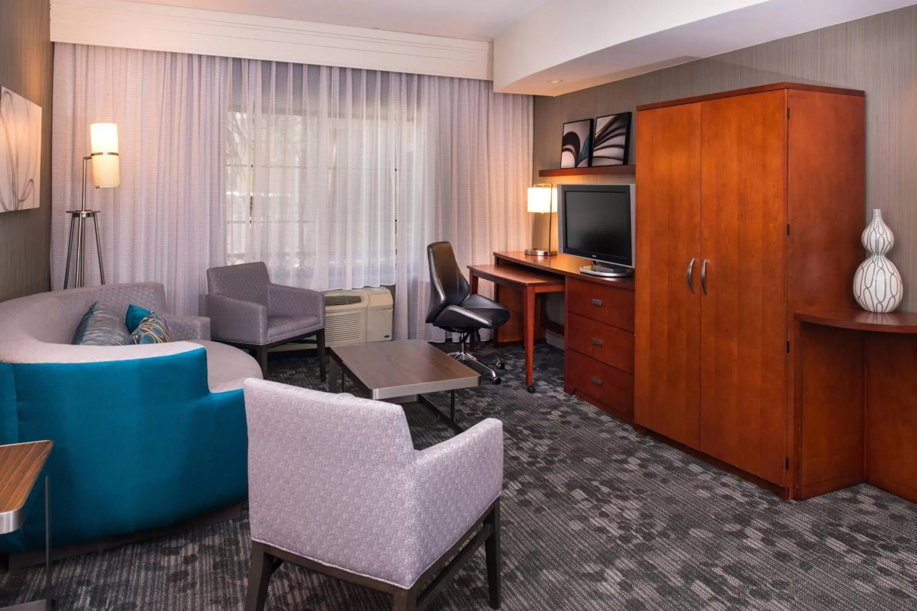 Photo of the whole room, Seating Area in Courtyard by Marriott San Luis Obispo