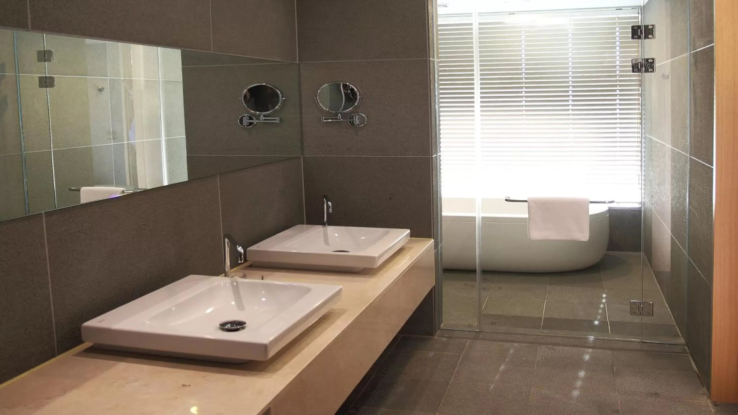 Photo of the whole room, Bathroom in Holiday Inn Gwangju, an IHG Hotel