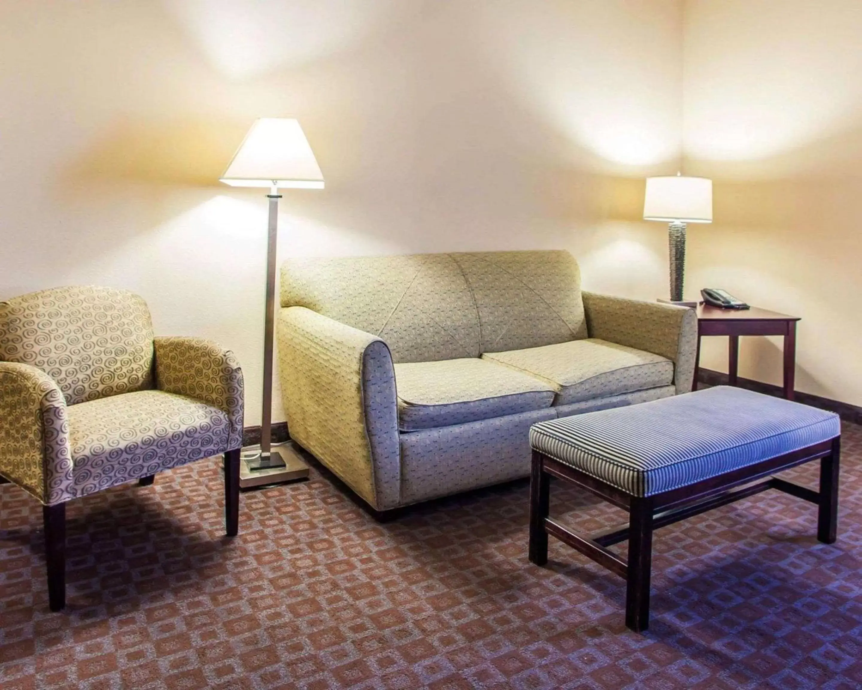 Efficiency King Suite with Accessible Tub - Accessible/Non-Smoking in Quality Inn & Suites Peoria North Efficiency King Suite with Accessible Tub - Accessible/Non-Smoking in Quality Inn & Suites Peoria North