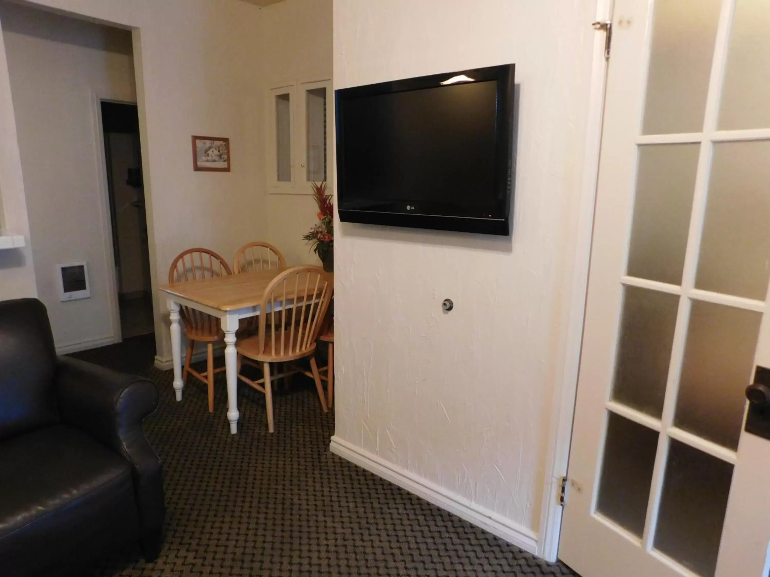 Photo of the whole room, TV/Entertainment Center in Capitola Venetian Hotel