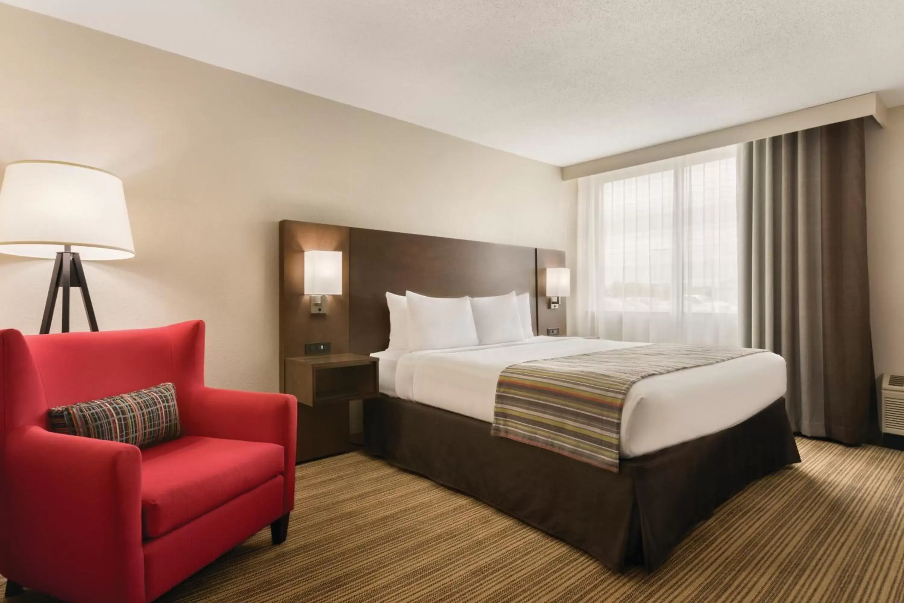 Bed in Country Inn & Suites by Radisson, Fergus Falls, MN