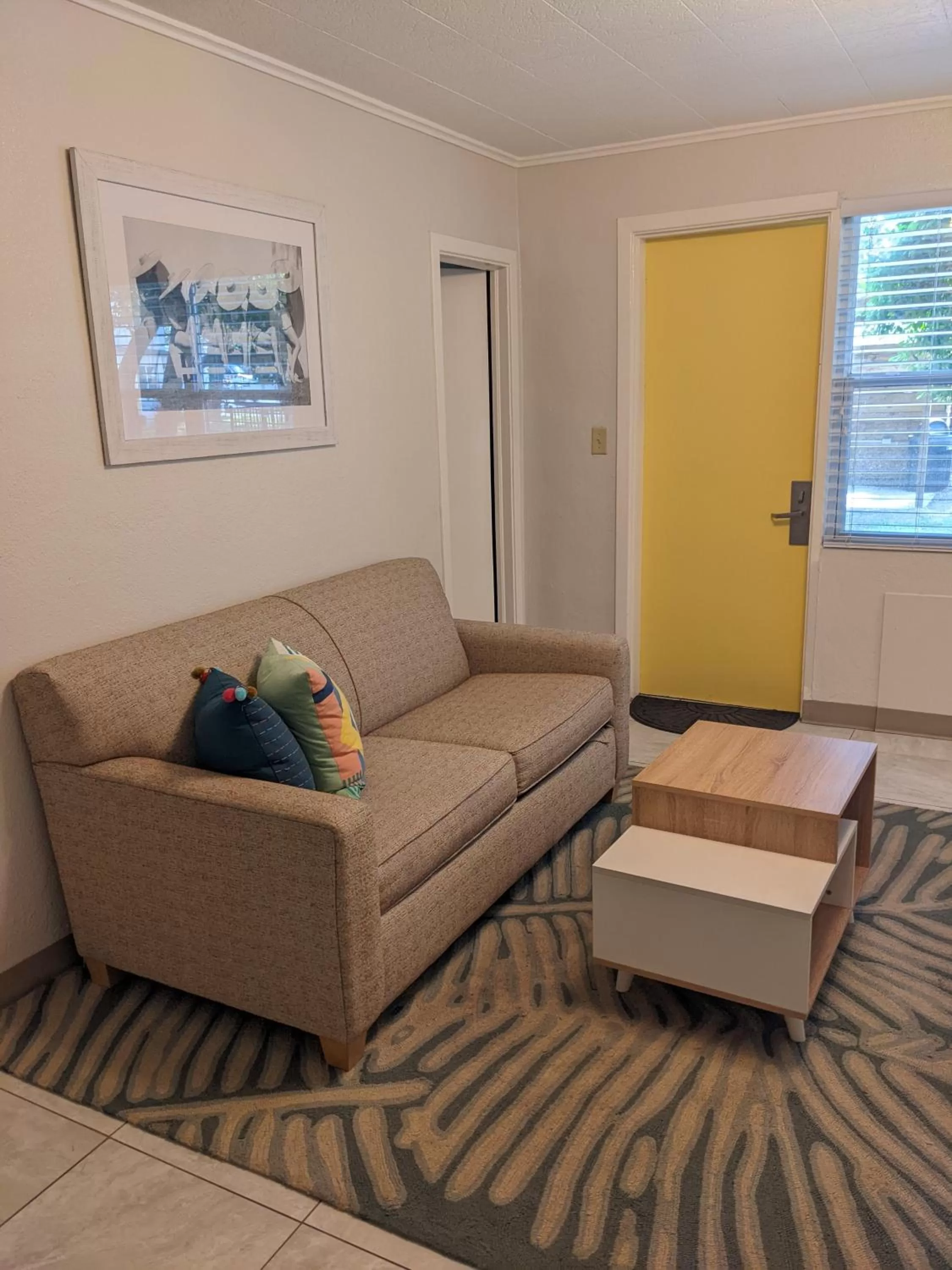 Living room in Queen's Court Inn