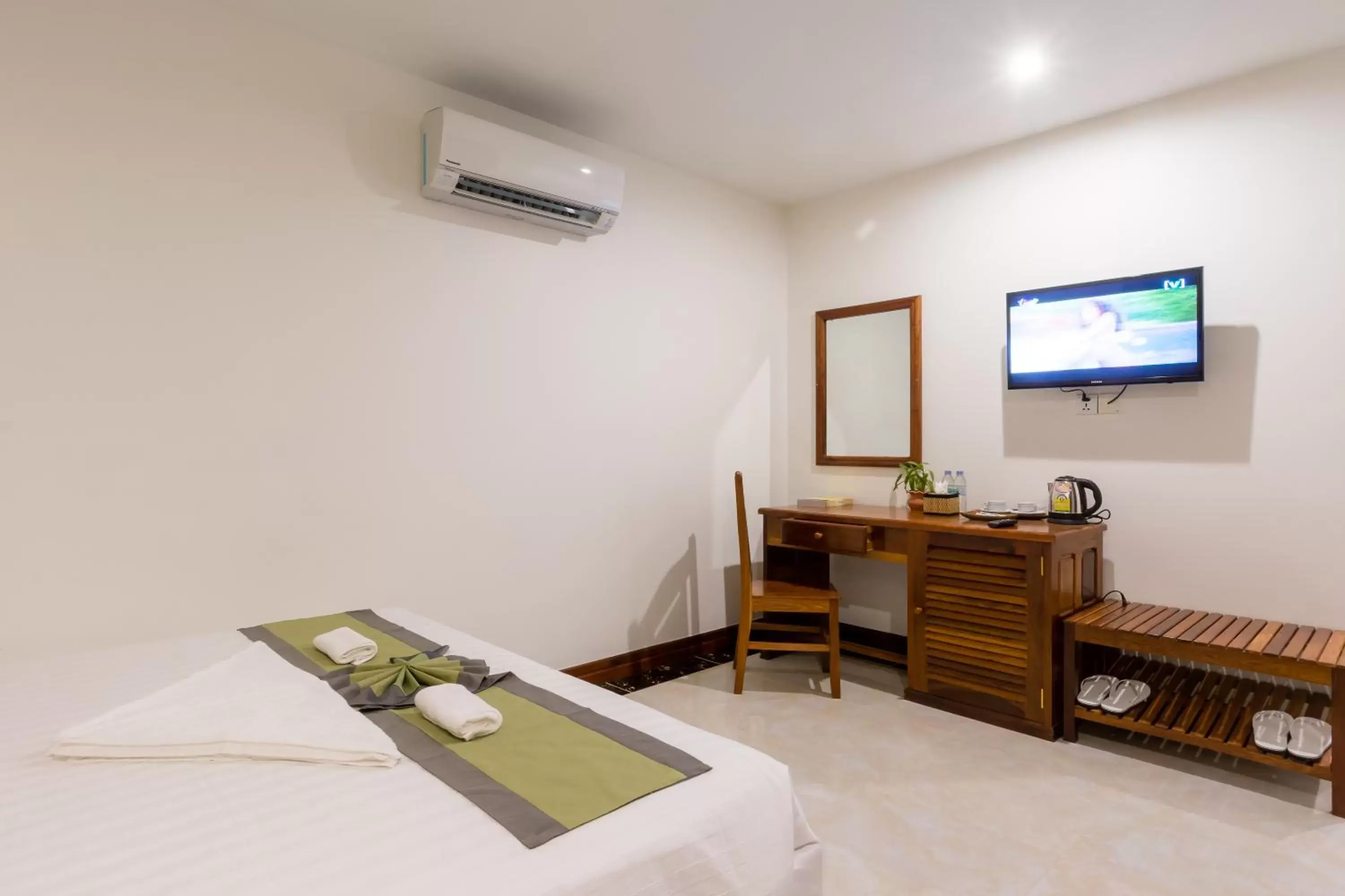 Bedroom, TV/Entertainment Center in Relax Hotel