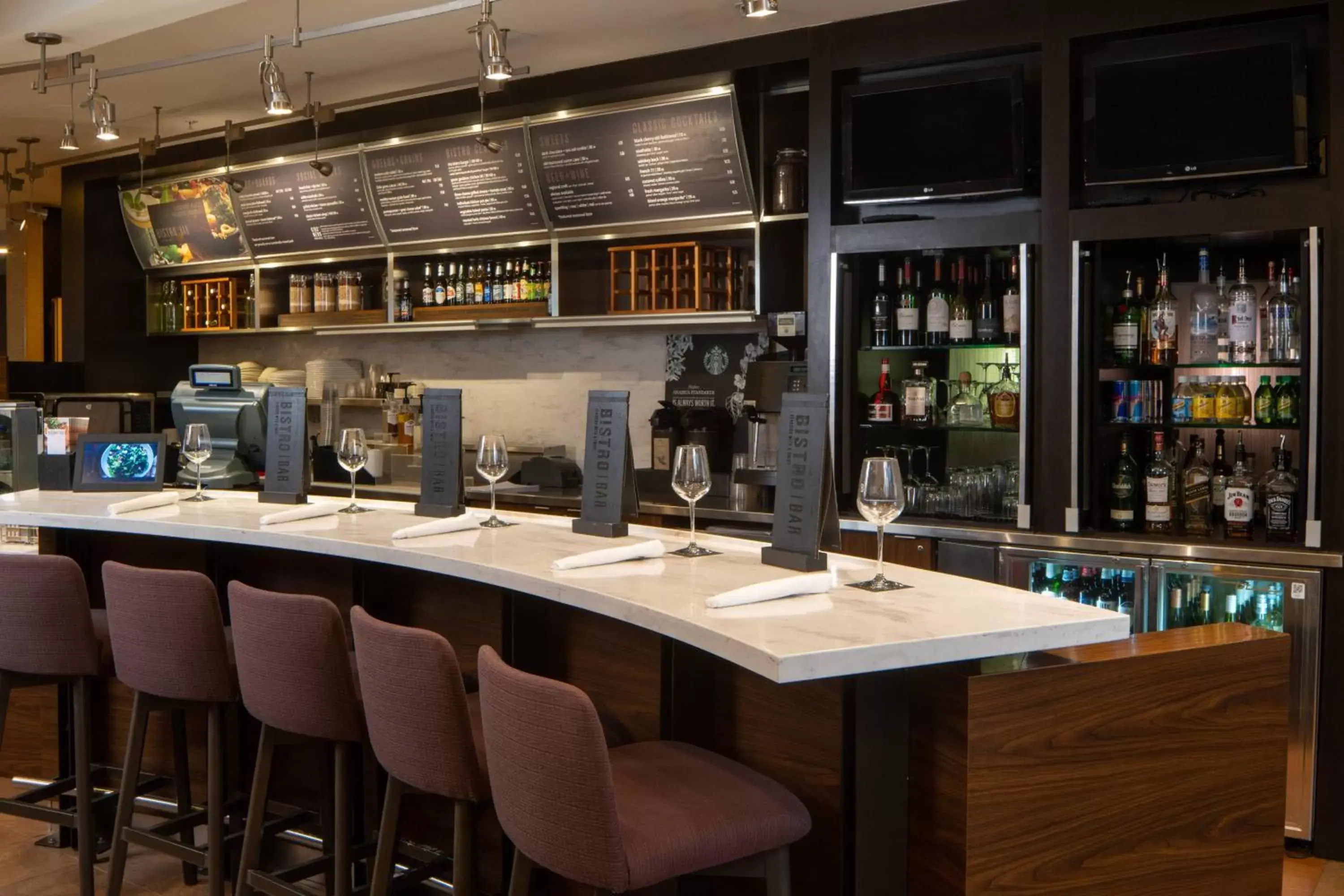 Restaurant/places to eat, Lounge/Bar in Courtyard by Marriott Nashville Airport