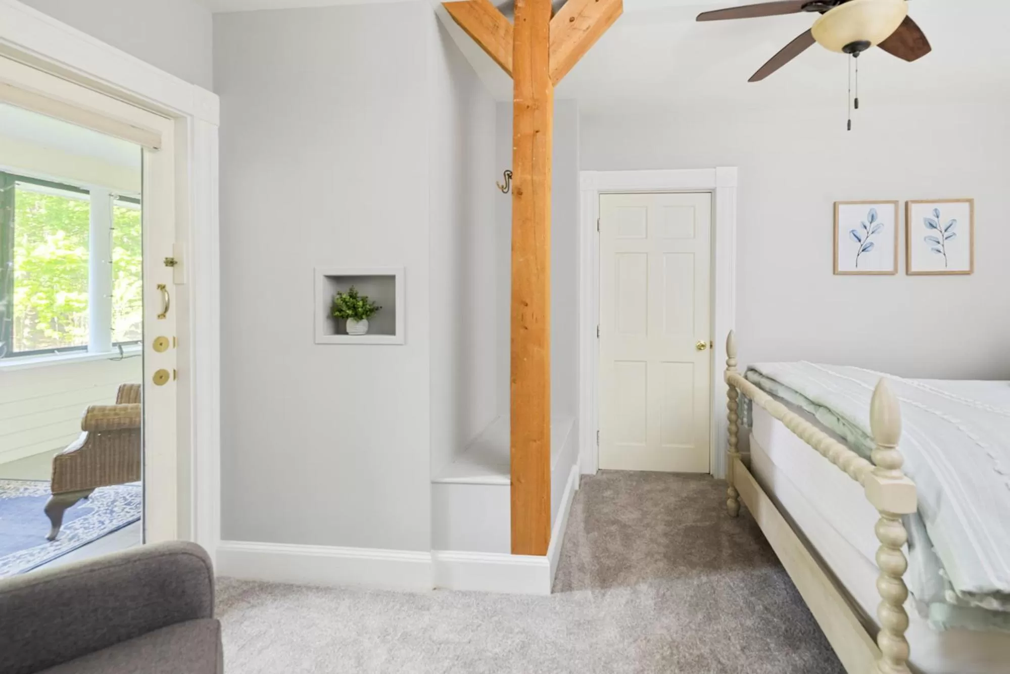 Photo of the whole room in Noble House Inn