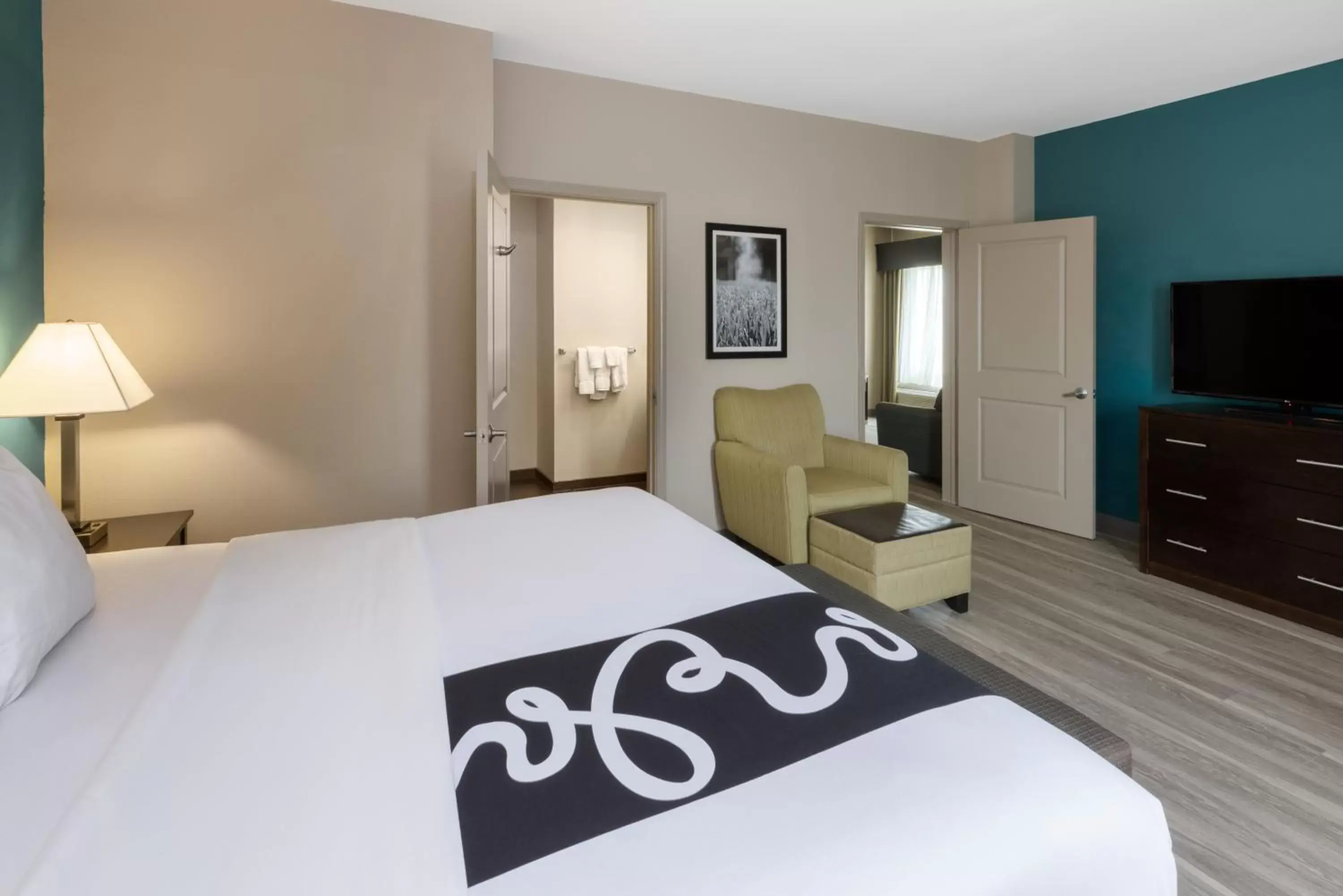 Bedroom, Bed in La Quinta Inn & Suites by Wyndham Durant