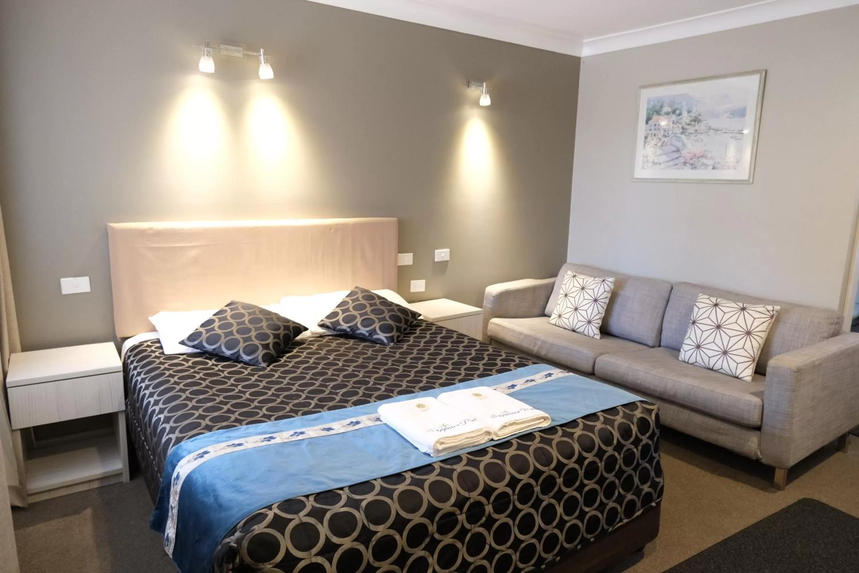 Bed in Sapphire Palms Motel