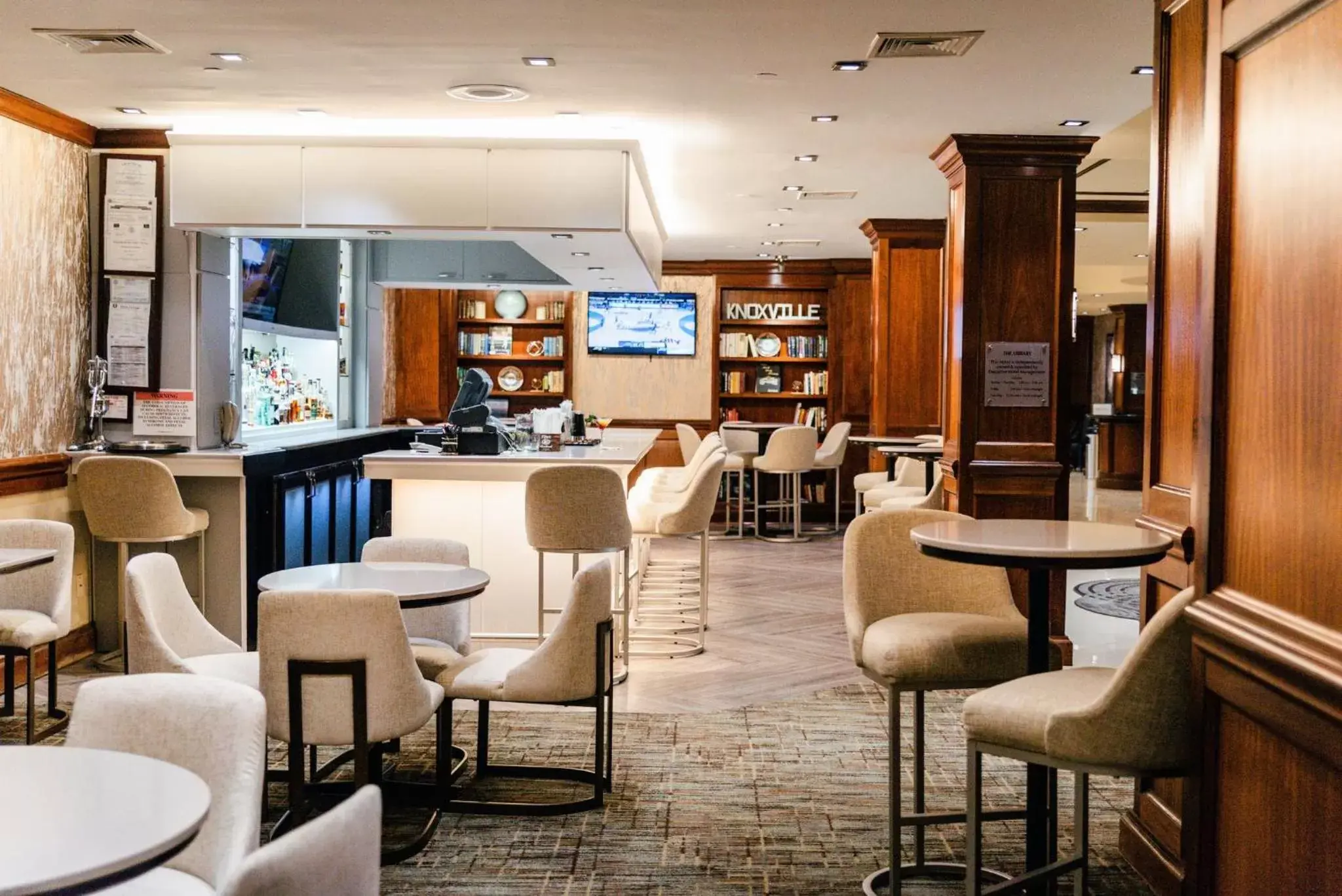 Lounge or bar, Lounge/Bar in Crowne Plaza Hotel Knoxville, an IHG Hotel