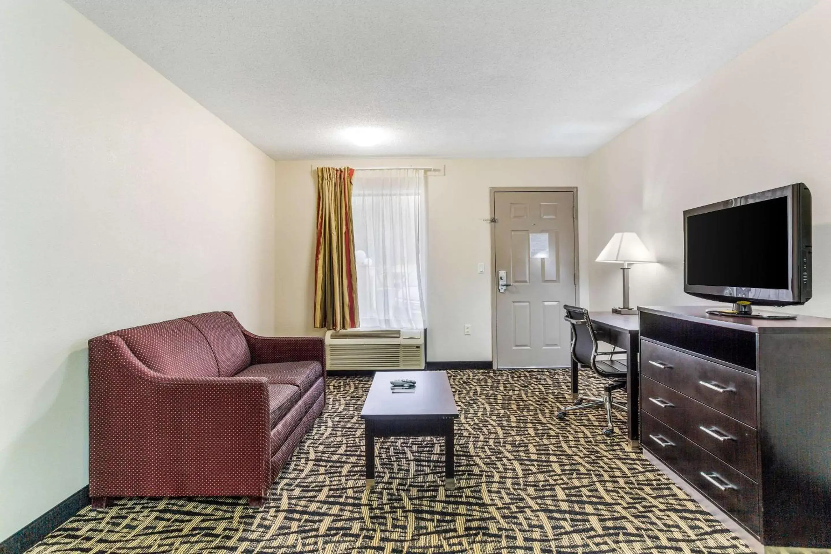 Photo of the whole room, Seating Area in Quality Inn Russellville