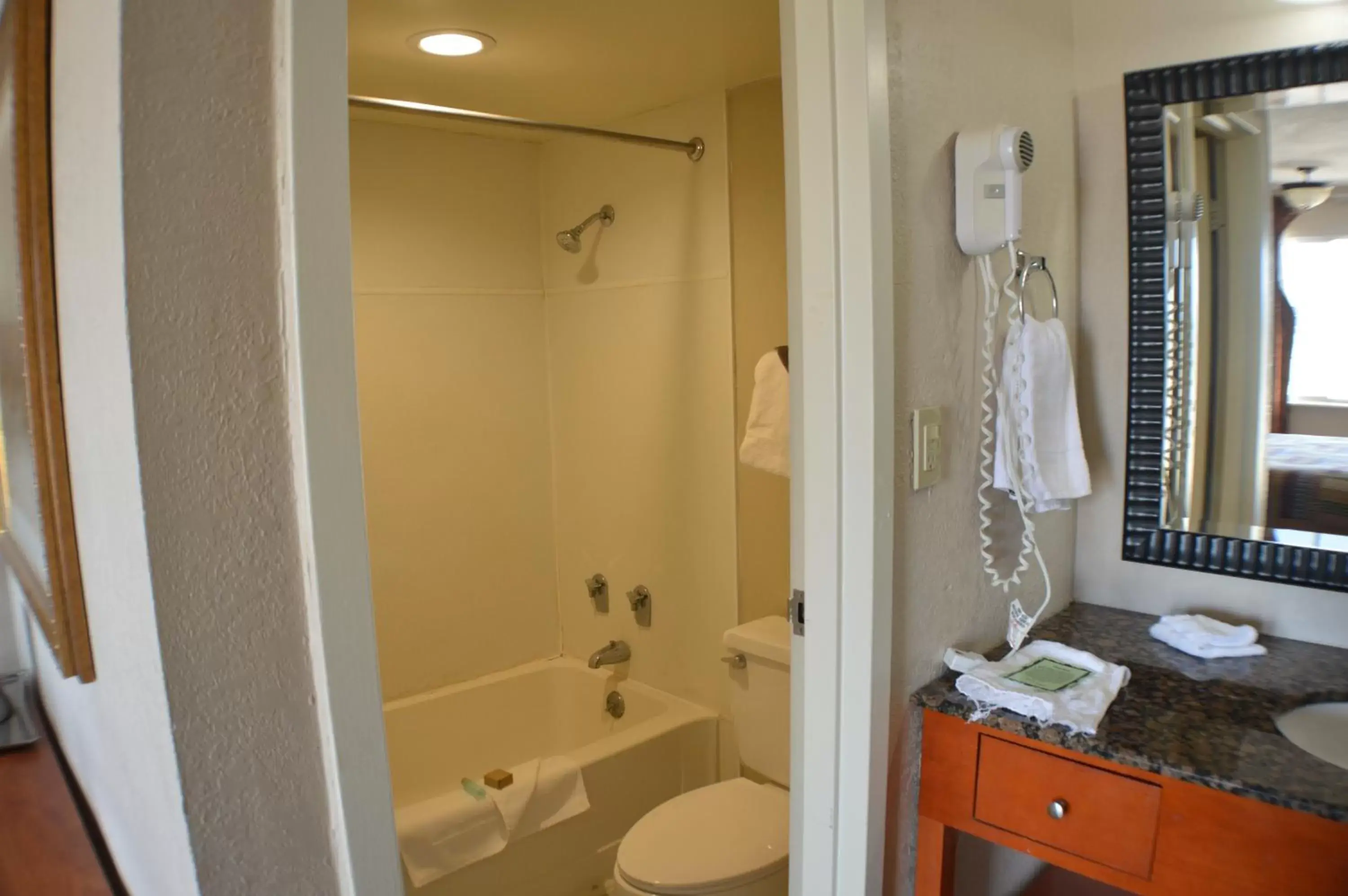 Bedroom, Bathroom in The Lodge at Russell - Russell Inn