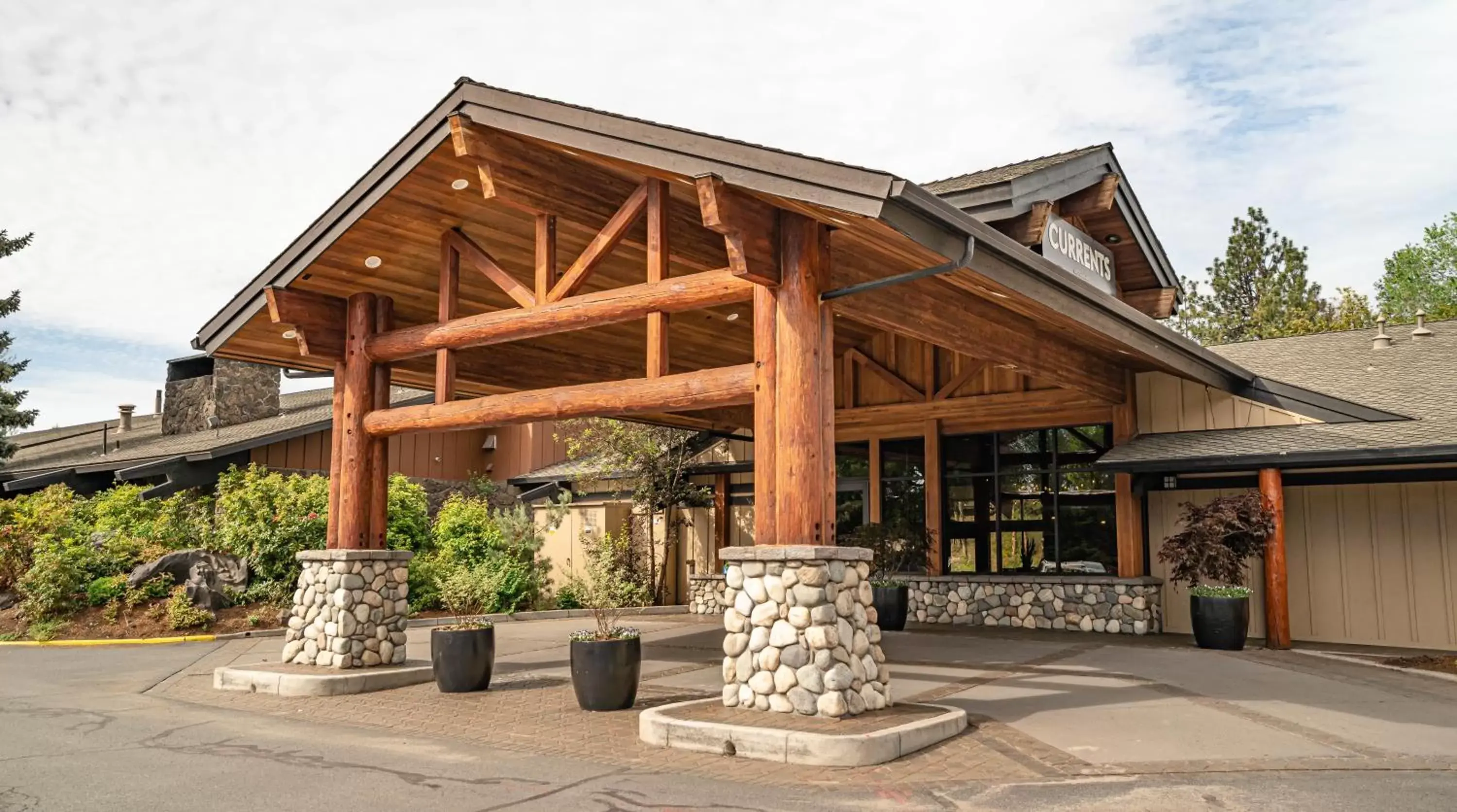 Facade/entrance, Property Building in Riverhouse on the Deschutes