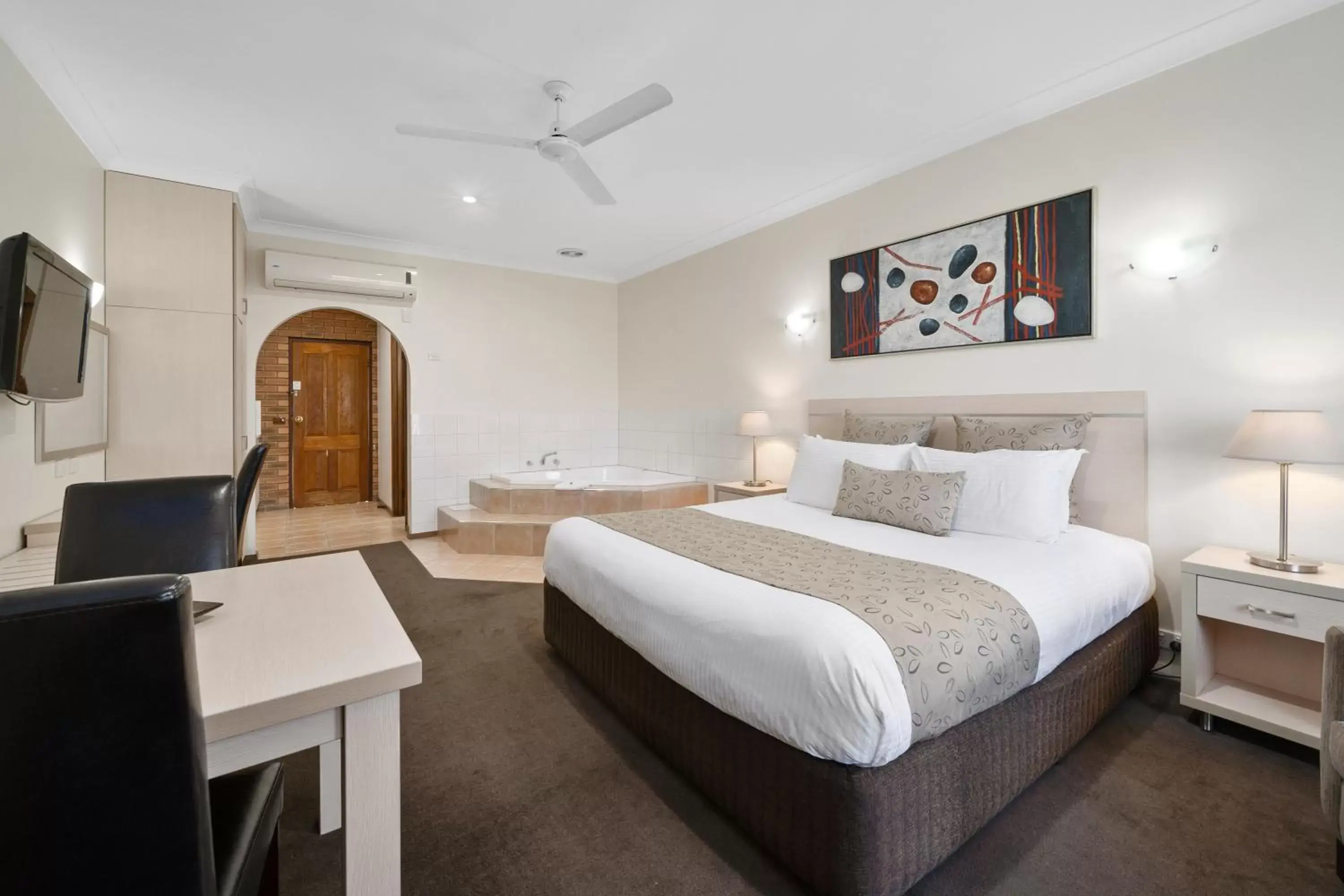 Bedroom, Bed in Heritage Motor Inn Corowa