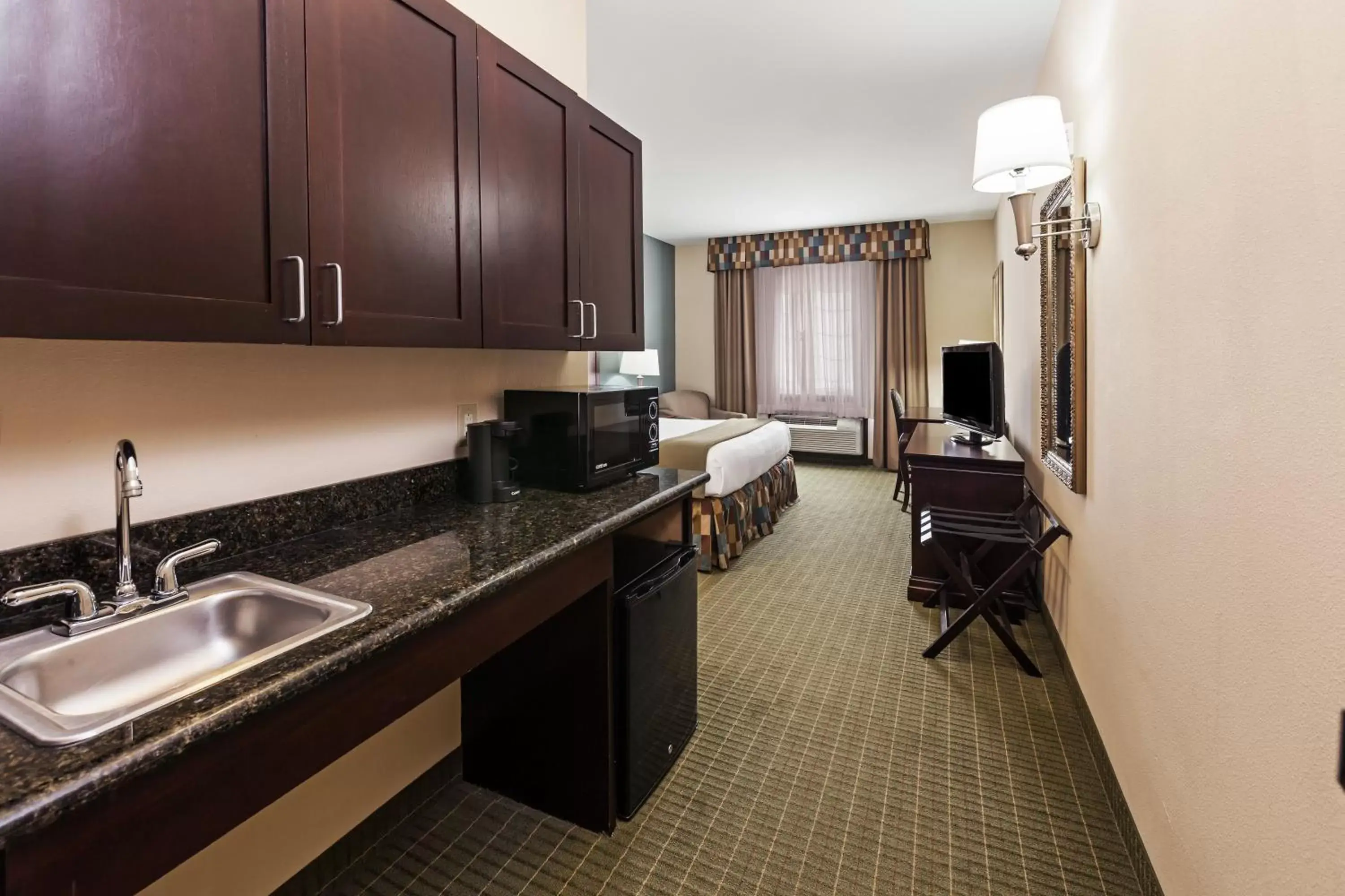 Photo of the whole room, Kitchen/Kitchenette in Holiday Inn Express Hotel & Suites Henderson - Traffic Star, an IHG Hotel