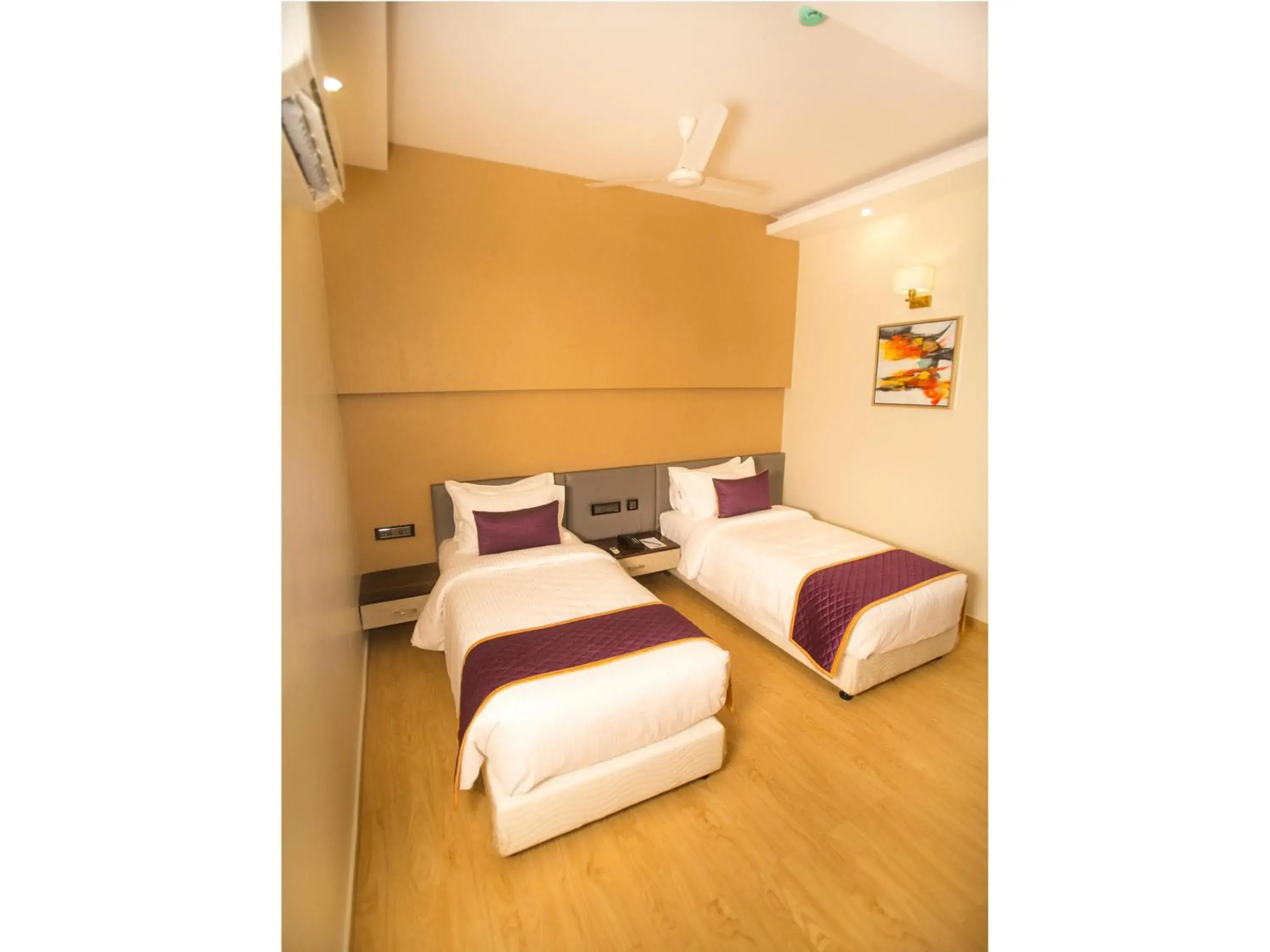 Bedroom, Bed in Crossway Parklane Airport Hotel Chennai