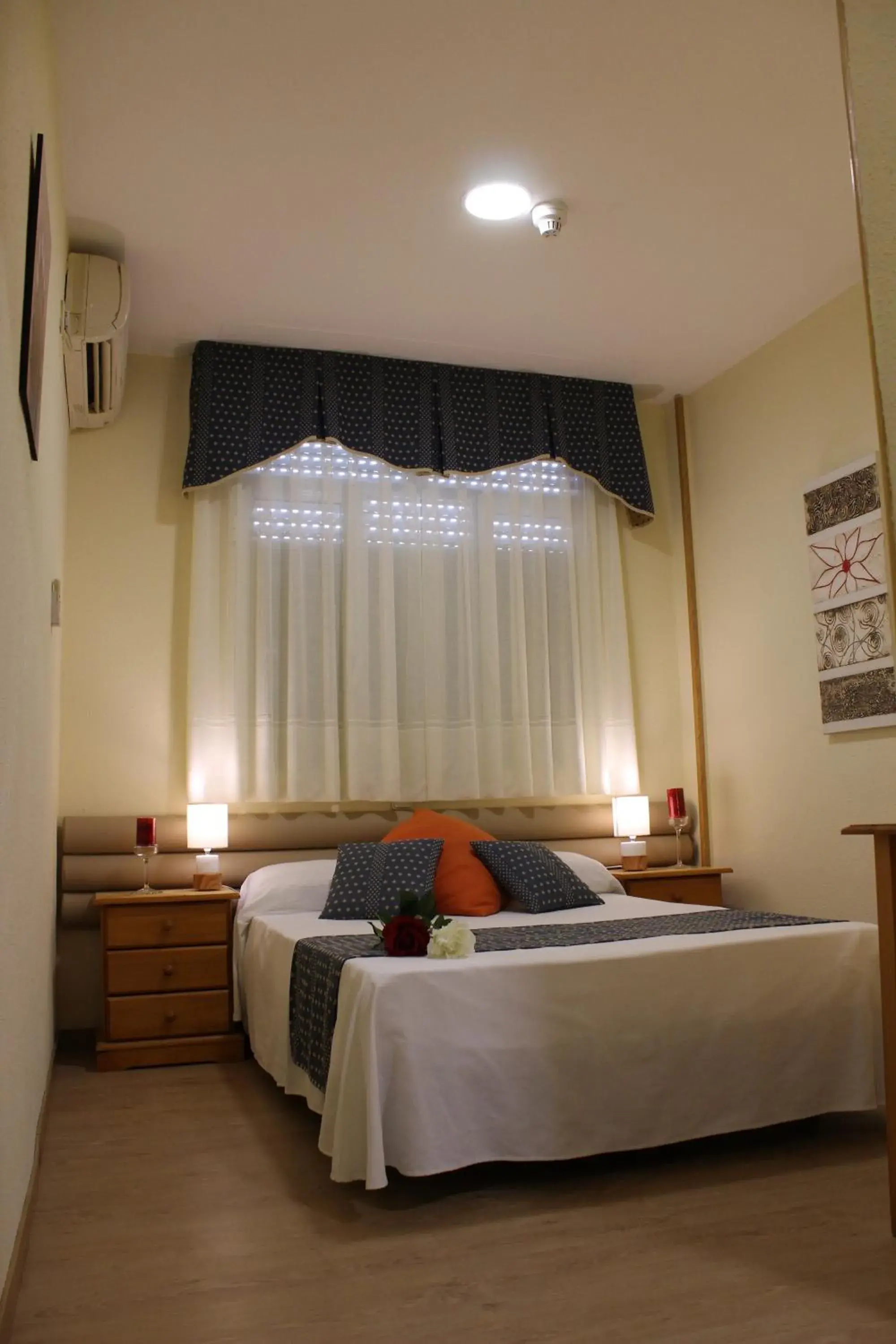 Bedroom, Bed in Hotel Cuatro Caños