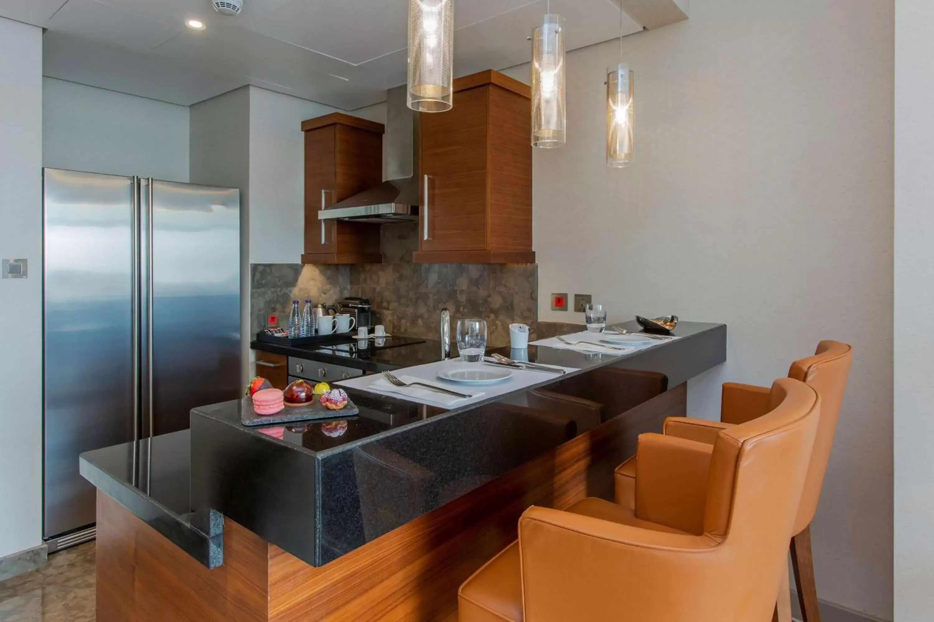 Bed, Kitchen/Kitchenette in Hilton Riyadh Hotel & Residences