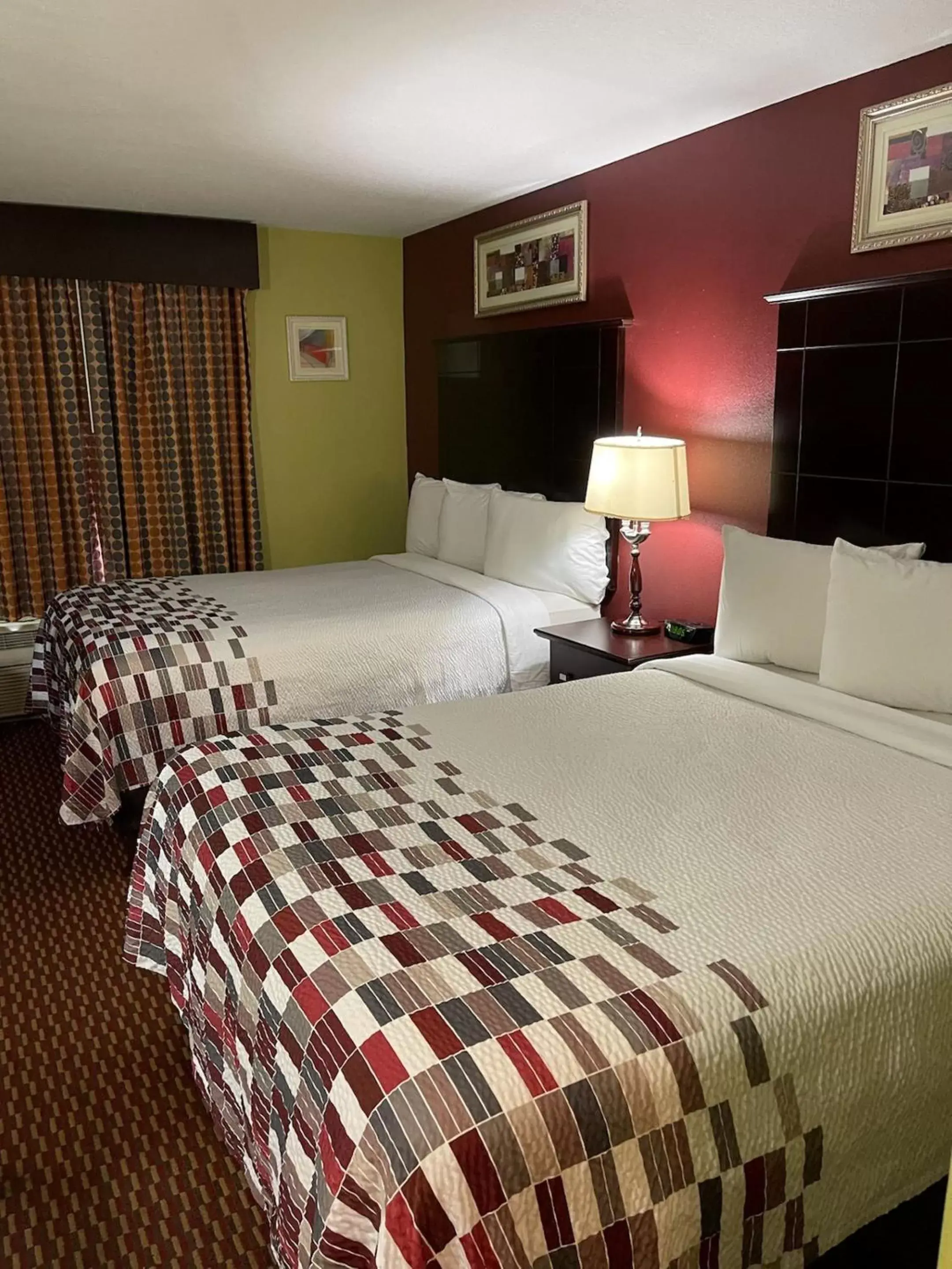 Bedroom, Bed in Red Roof Inn & Suites Detroit - Melvindale/Dearborn