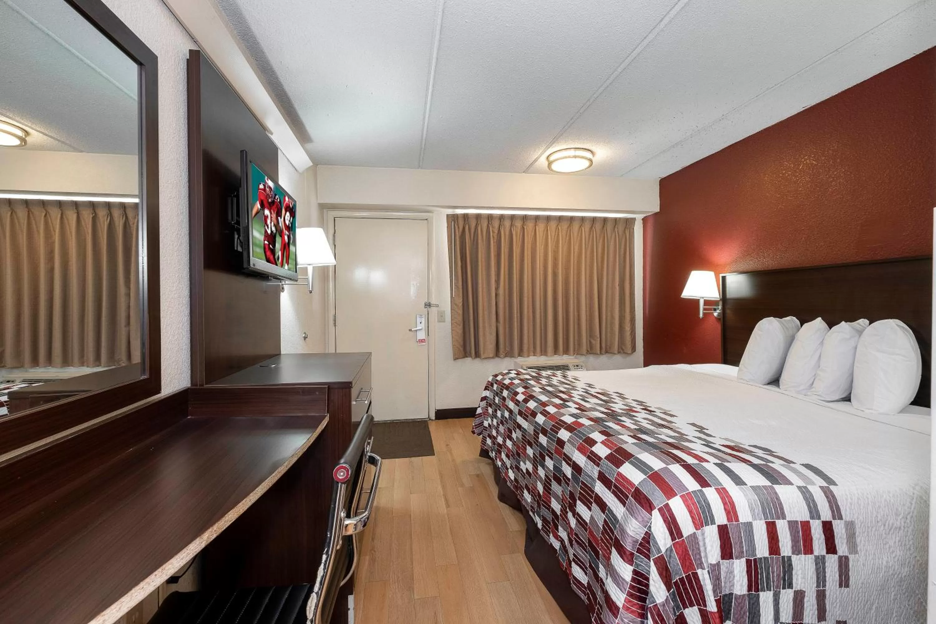 Photo of the whole room, Bed in Red Roof Inn Atlanta - Smyrna/Ballpark