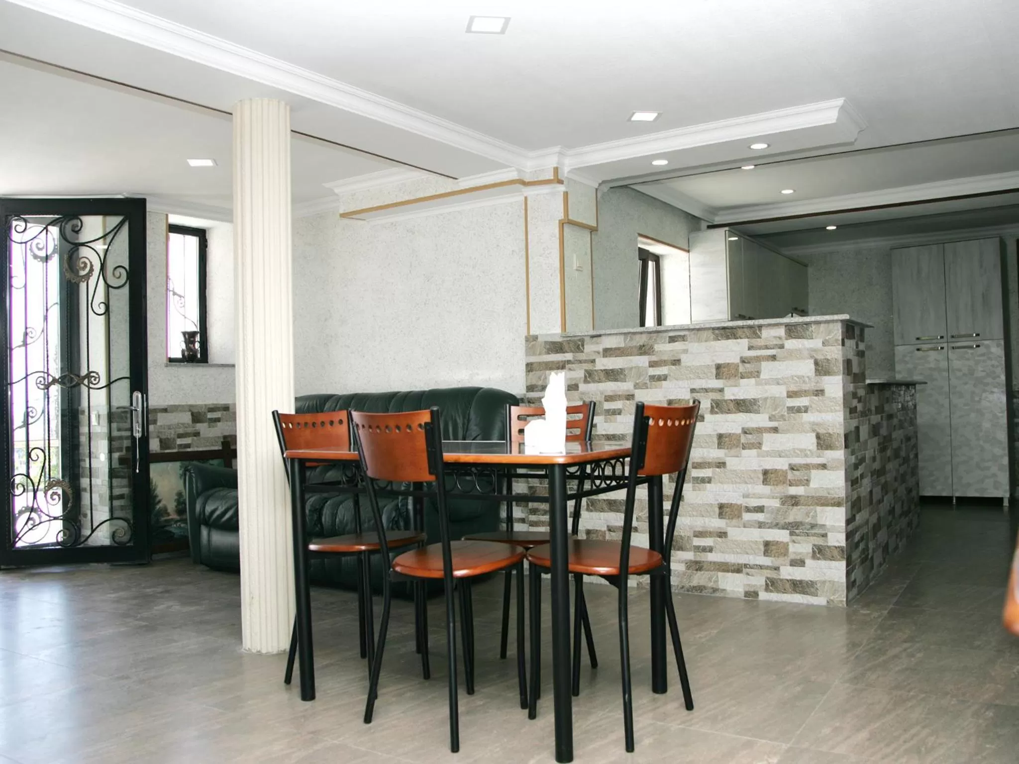 Communal lounge/ TV room in Hotel Tskhumi