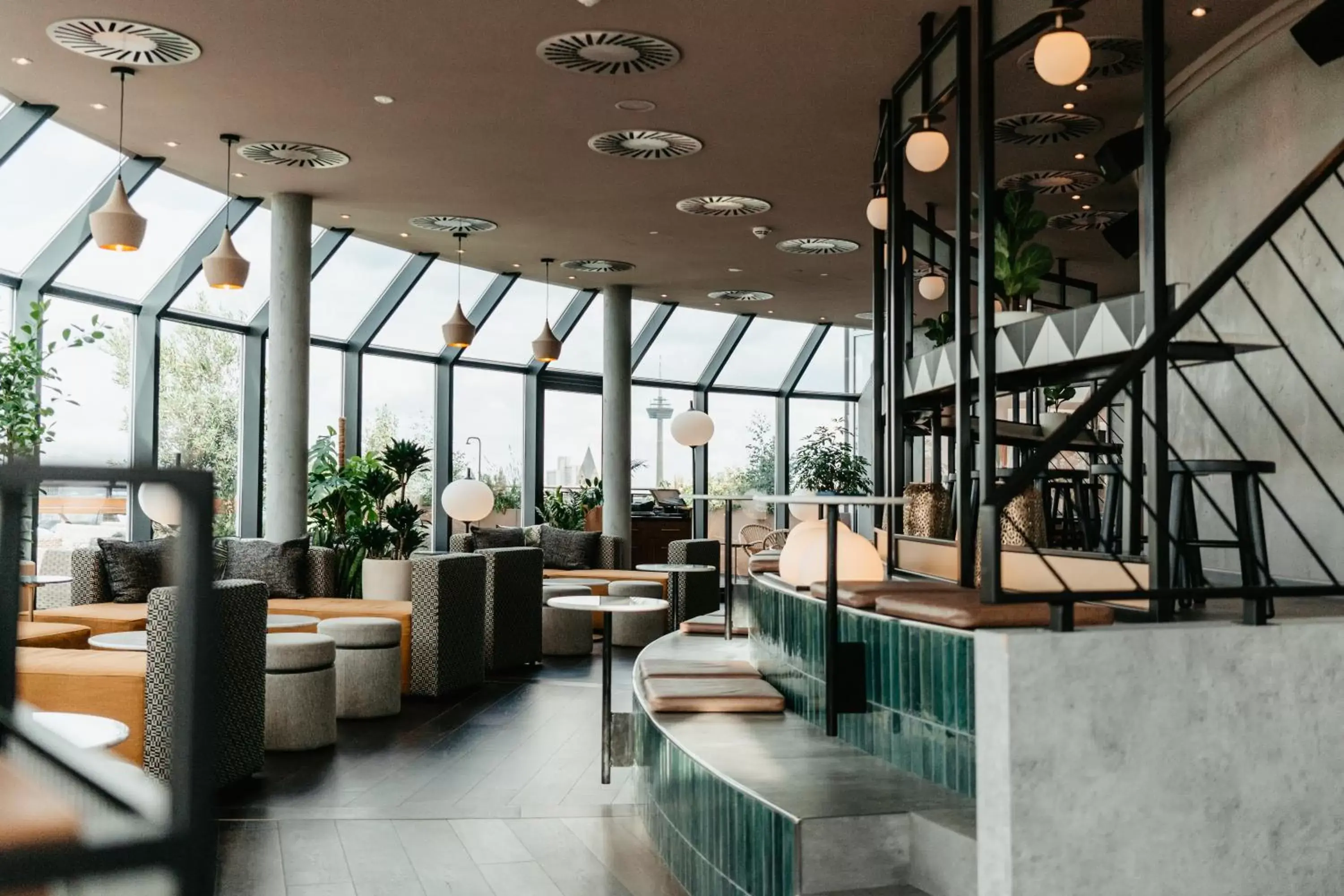 Restaurant/places to eat in Wasserturm Hotel Cologne, Curio Collection by Hilton