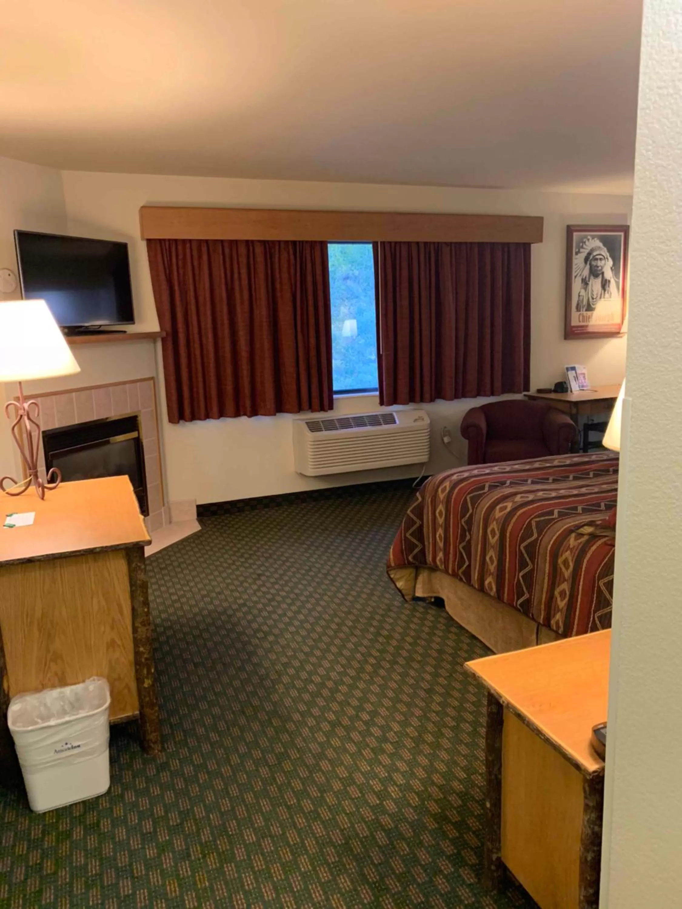 Living room, Bed in AmericInn by Wyndham Cody