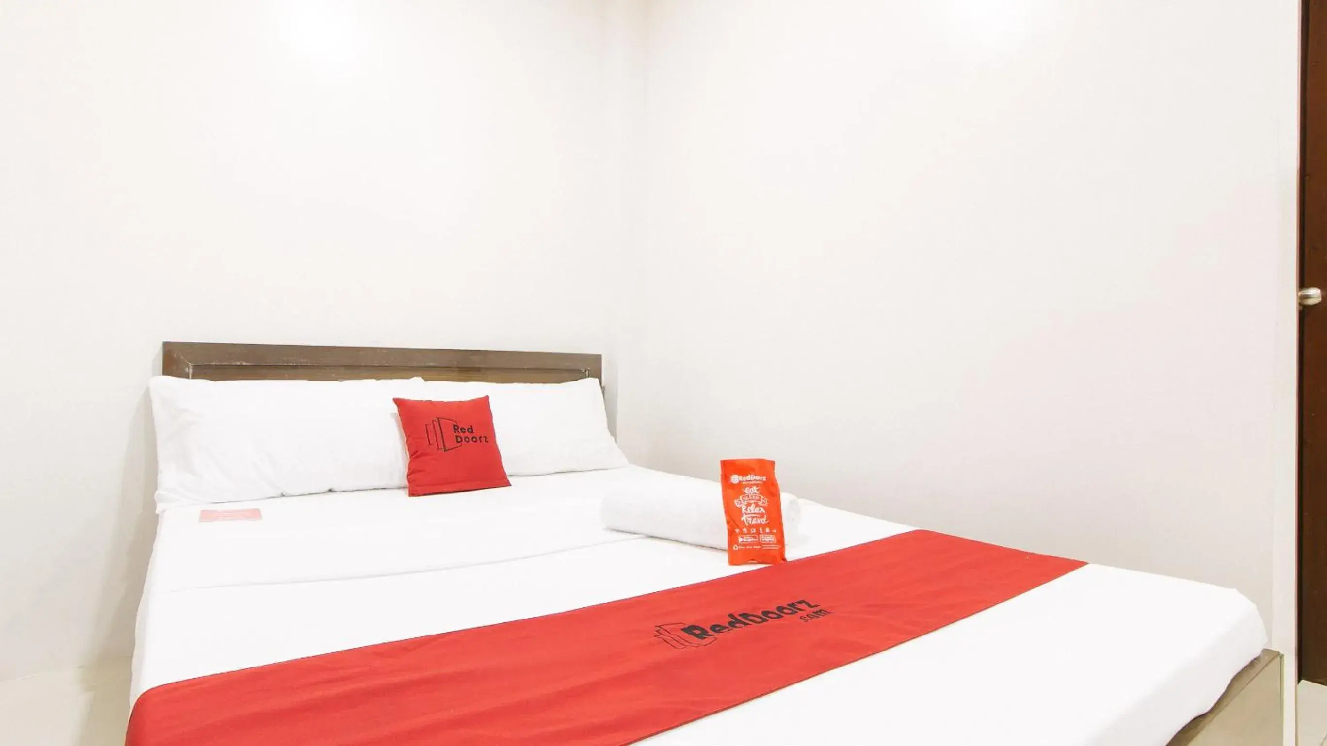 Bed in RedDoorz near Fernwoods Garden Quezon City