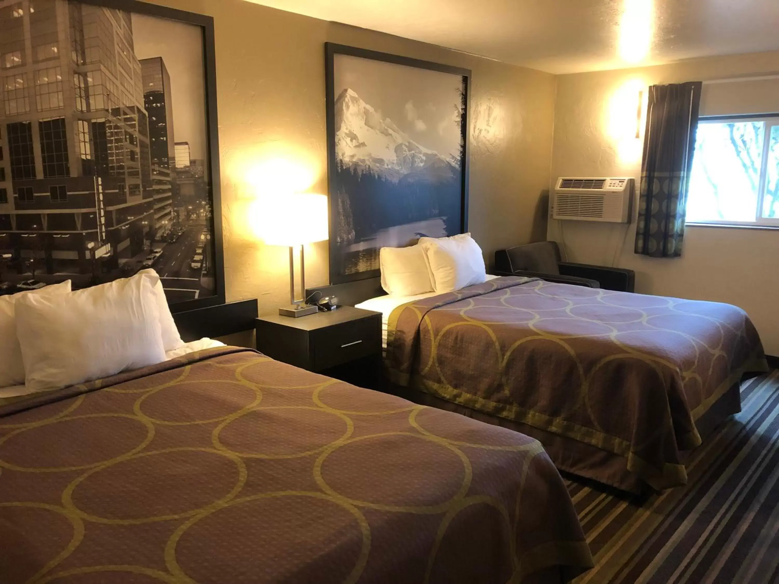 Bedroom, Bed in Super 8 by Wyndham Portland Airport