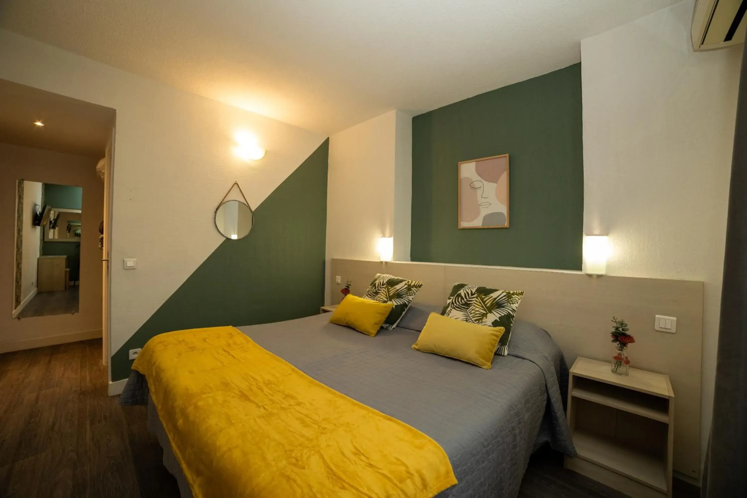 Bedroom, Bed in Hotel Parisien