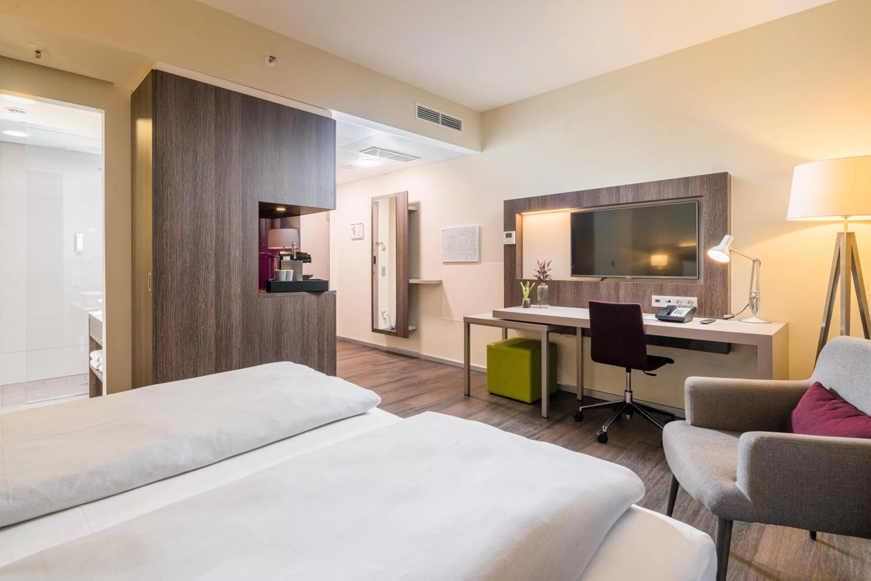 Living room, Bed in Best Western Hotel Airport Frankfurt