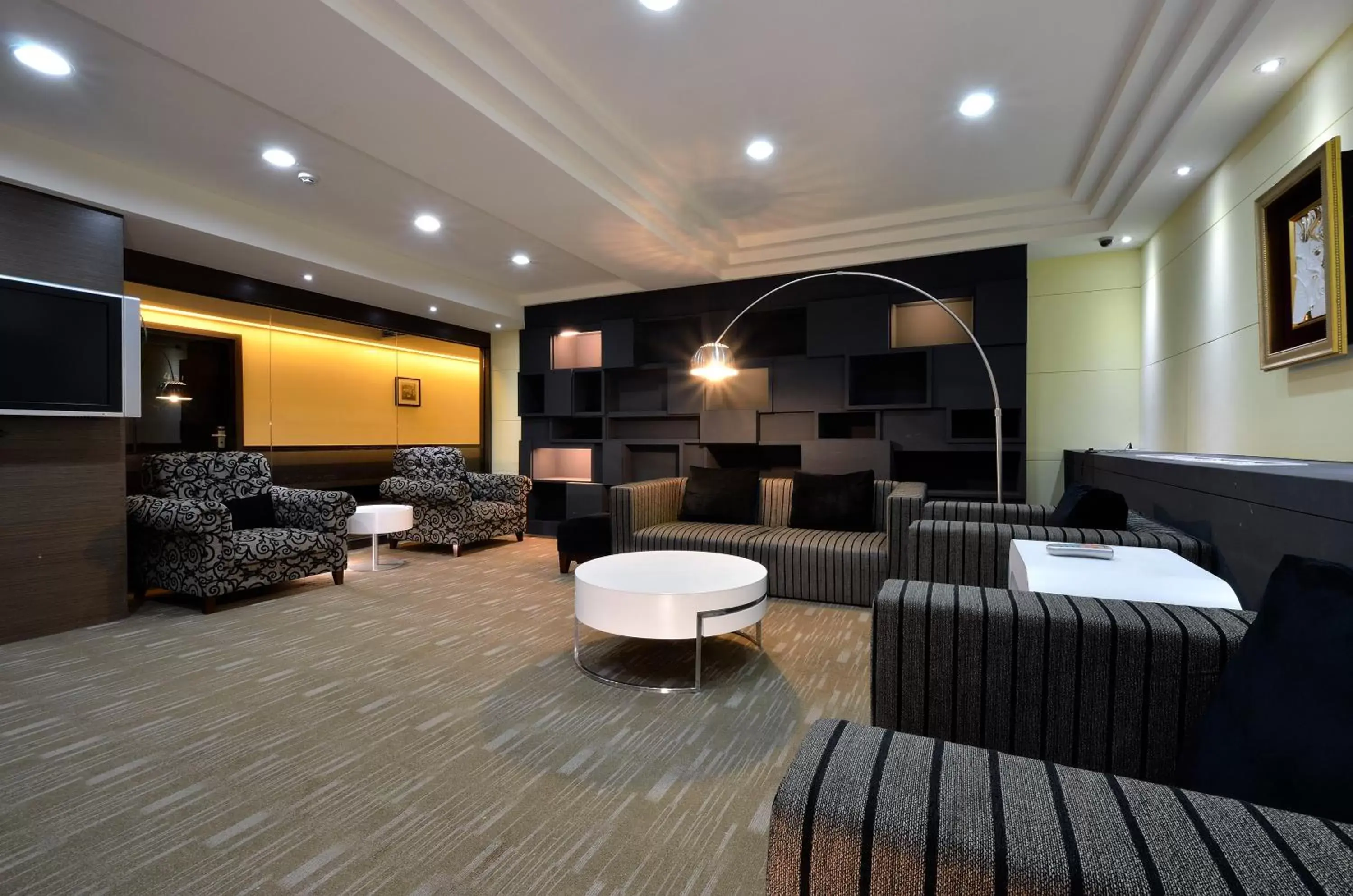 Communal lounge/ TV room, Bathroom in Guide Hotel Kaohsiung Liuhe