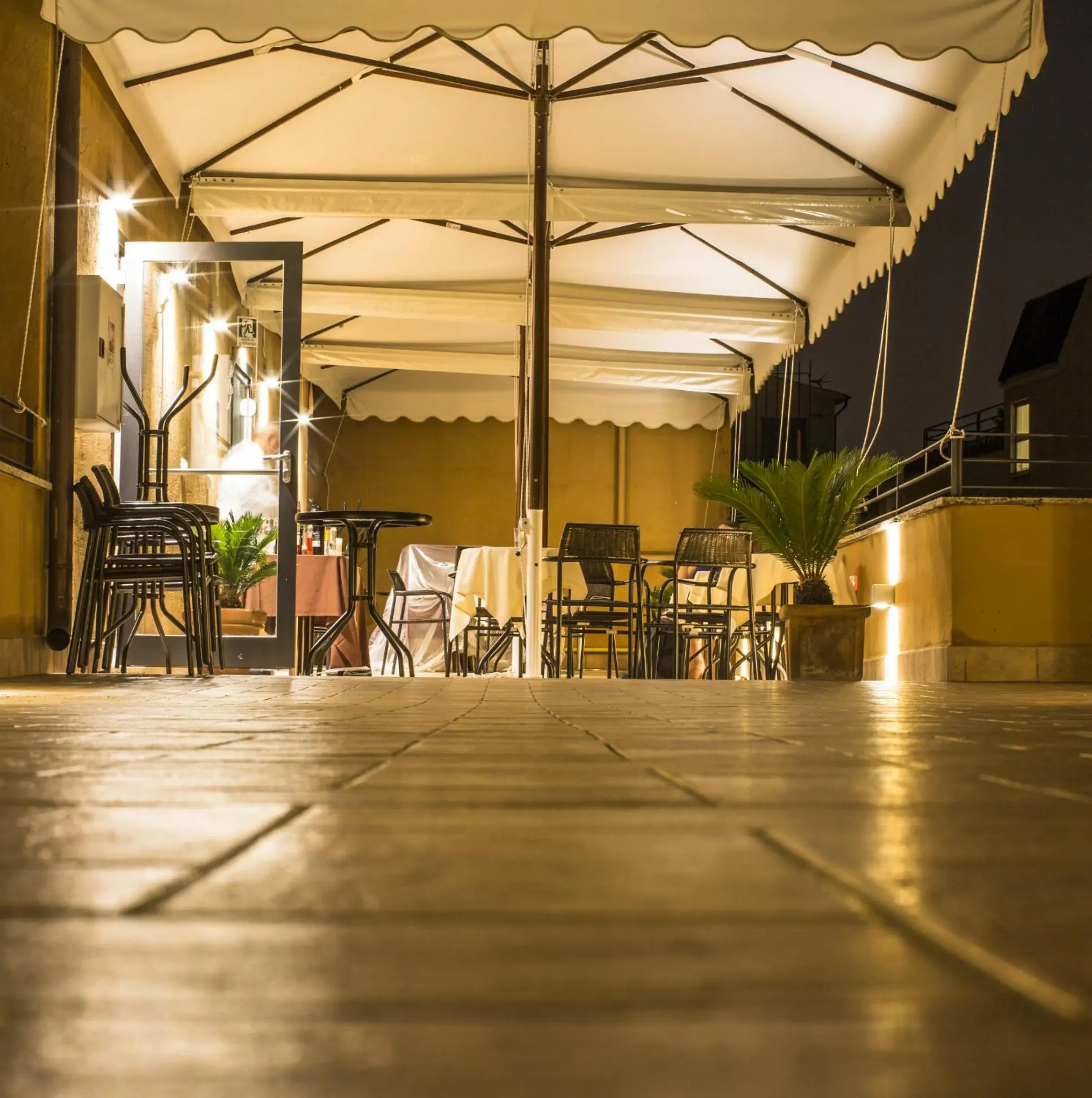 Patio, Restaurant/Places to Eat in Monte Cenci Hotel