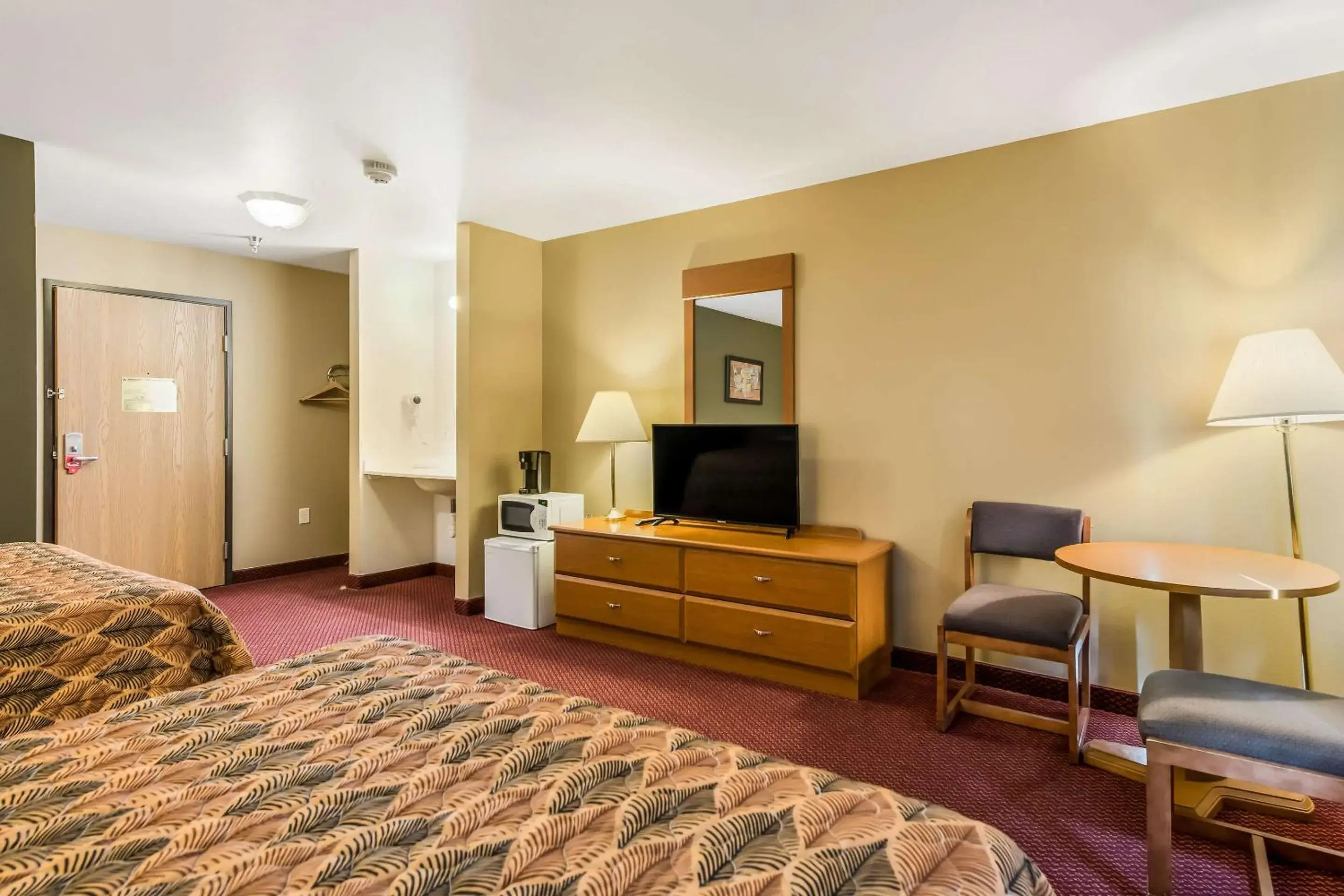 Photo of the whole room, TV/Entertainment Center in EconoLodge by Choice Hotels - Rice Lake