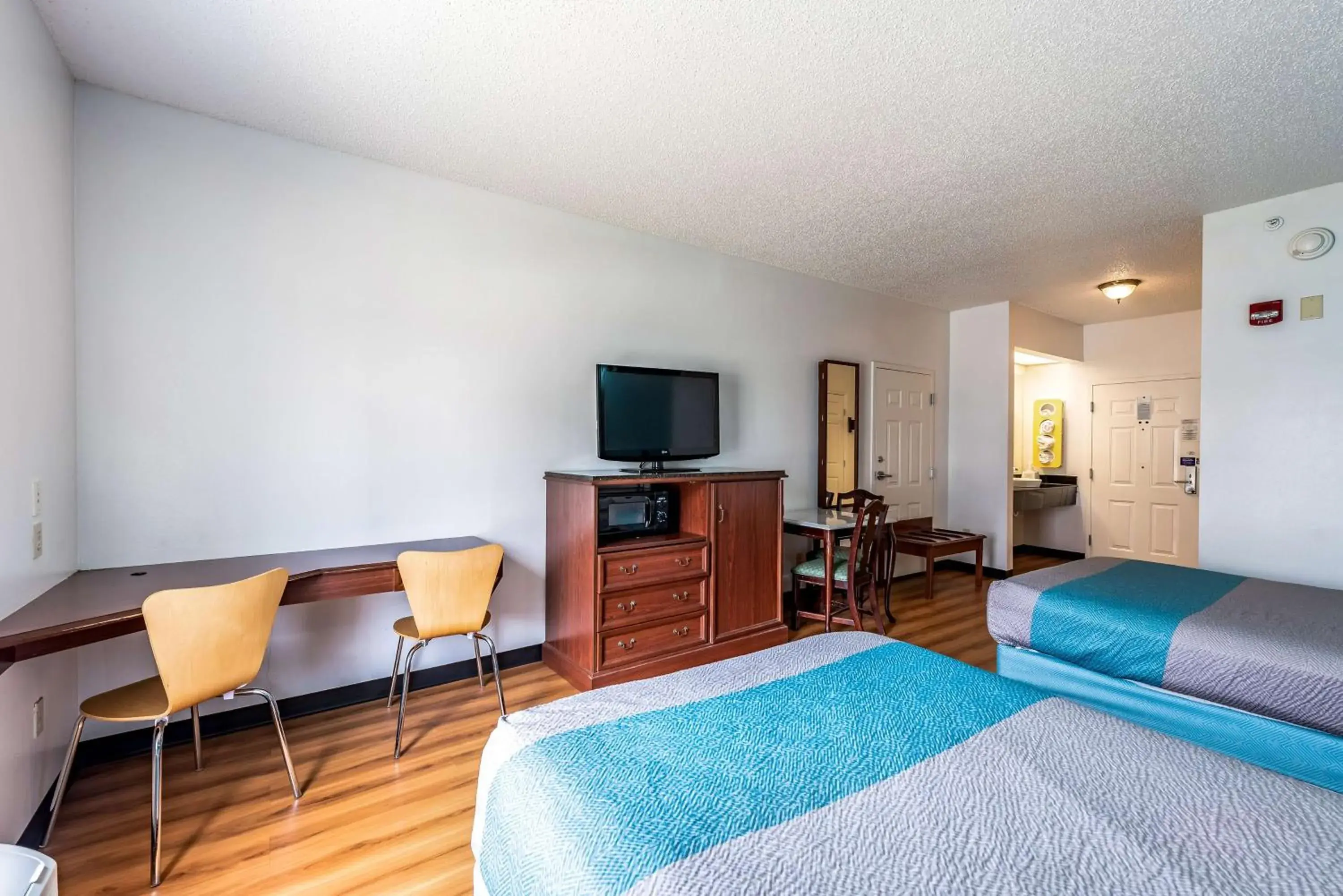 Photo of the whole room, TV/Entertainment Center in Motel 6-Shreveport, LA