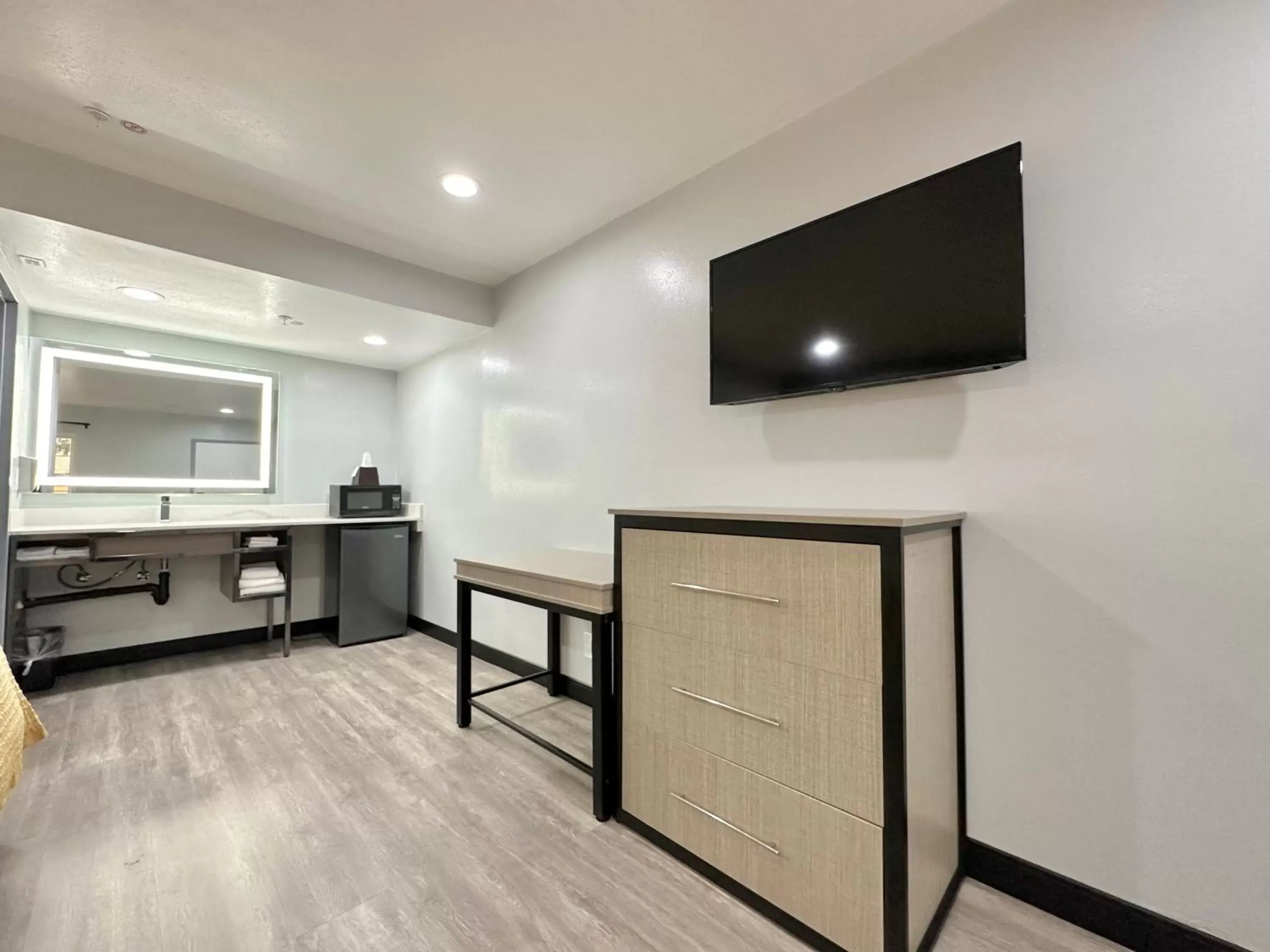 TV and multimedia, TV/Entertainment Center in Express Inn & Suites Ontario Airport