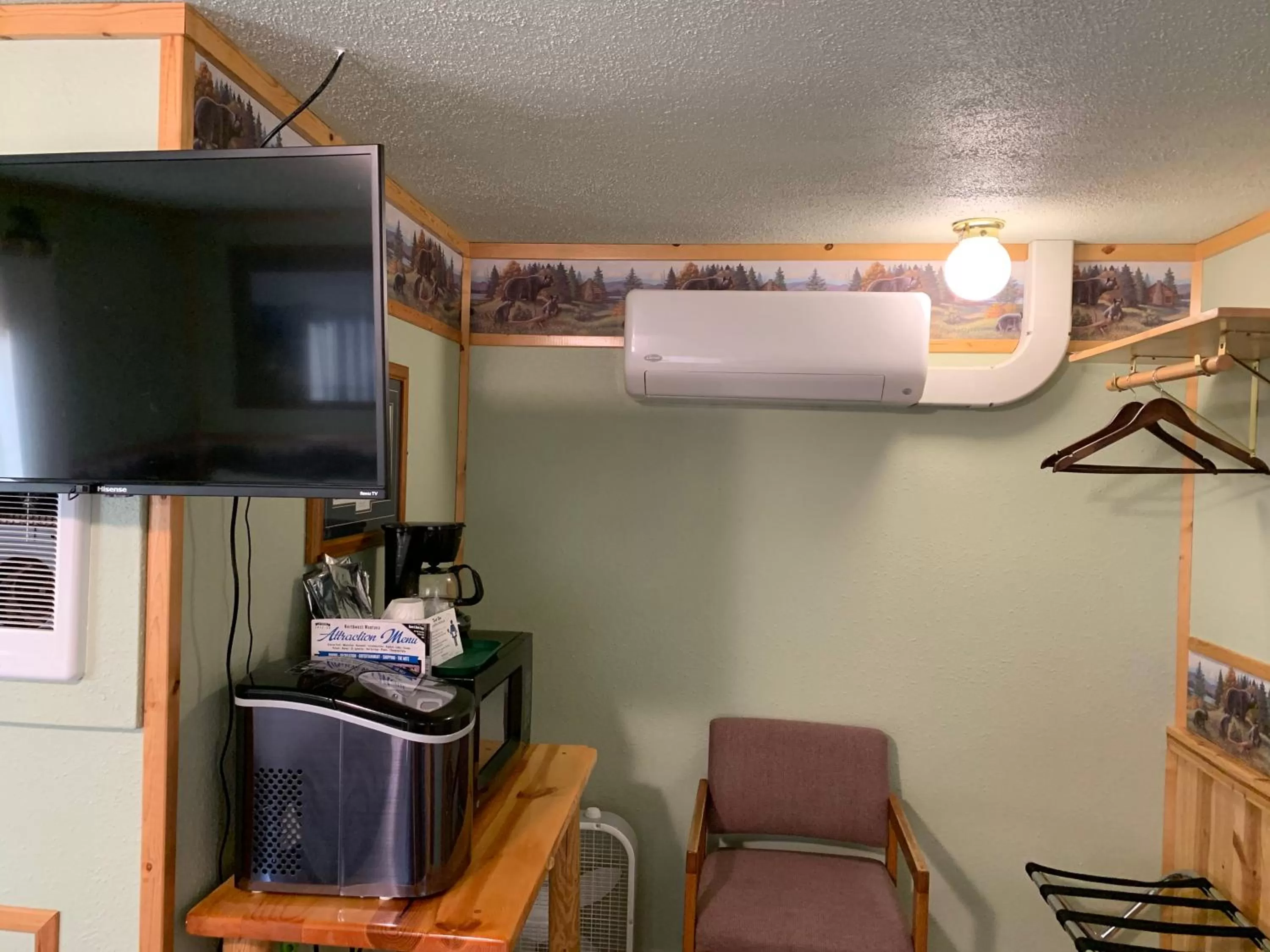 TV and multimedia, TV/Entertainment Center in Glacier Haven Inn