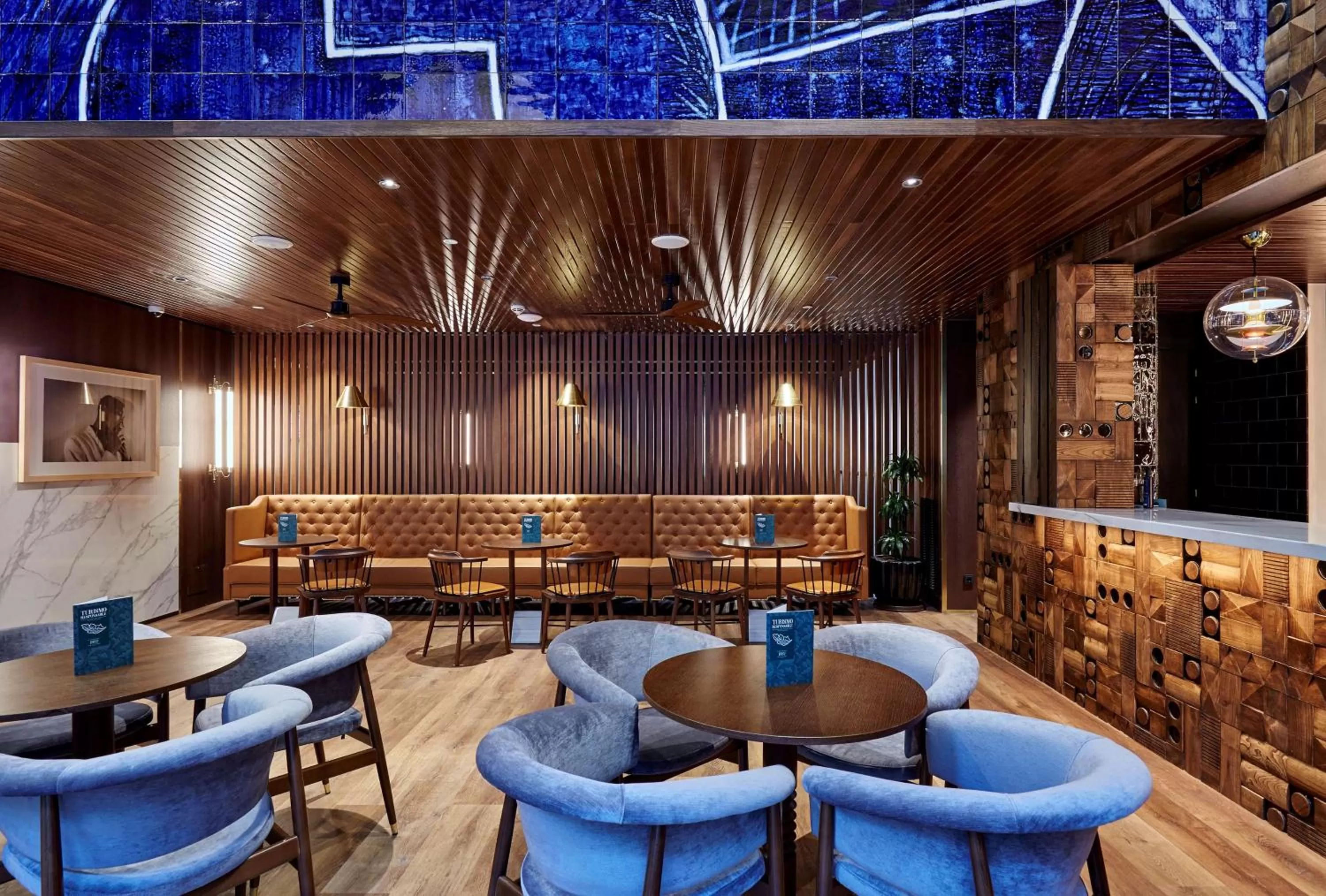 Lounge or bar in Radisson Blu 1882 Hotel, Barcelona Sagrada Familia