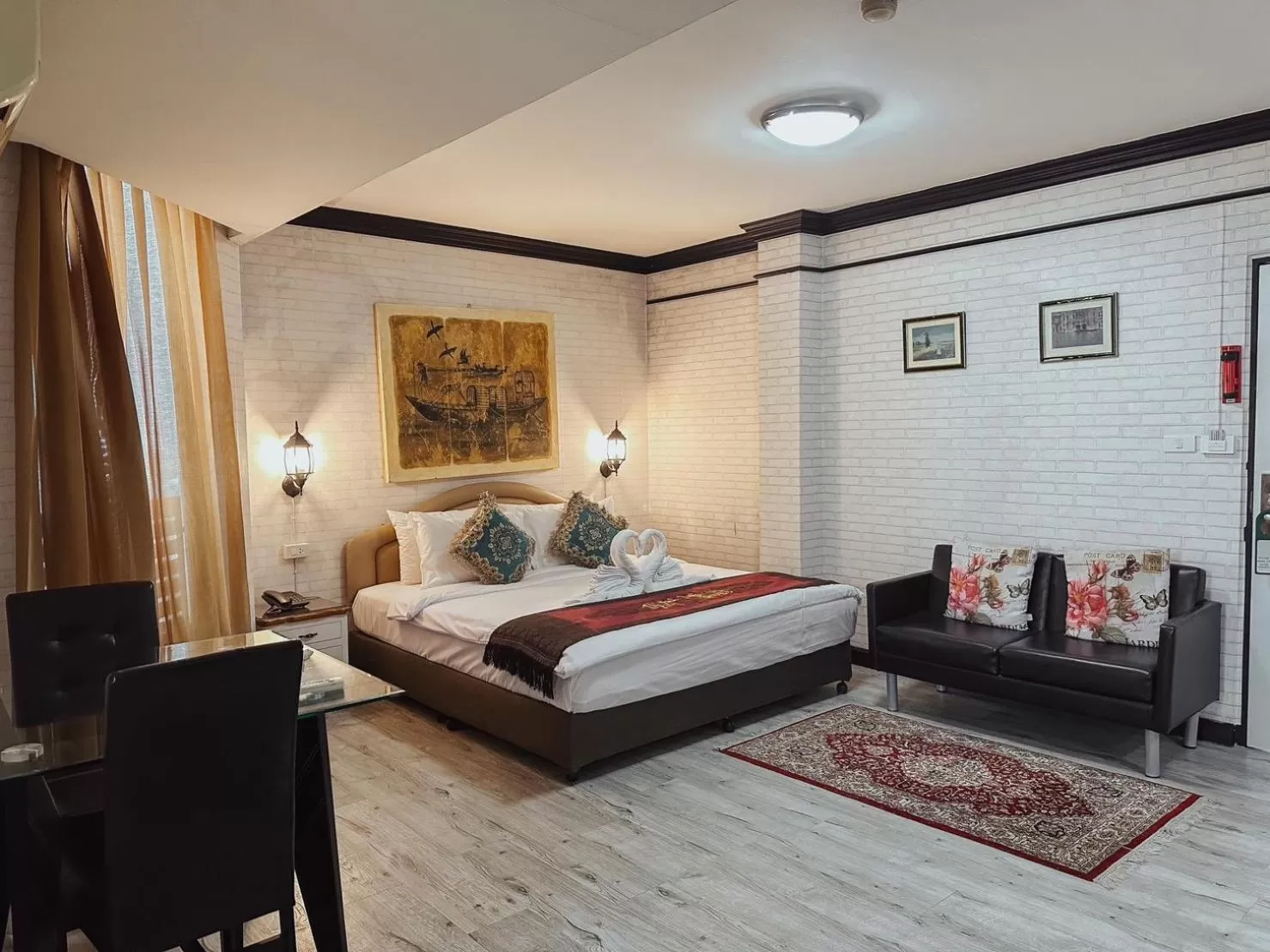 Photo of the whole room, Bed in Hotel De Khuvieng