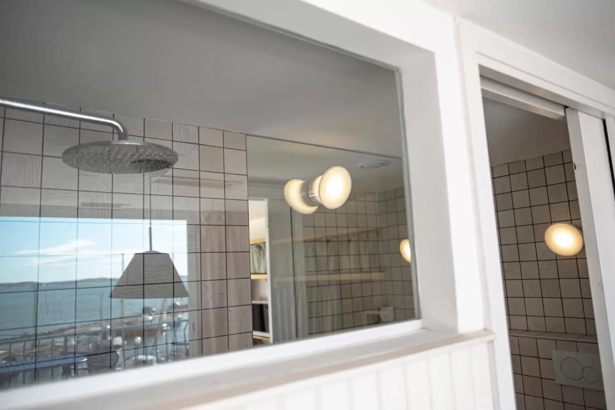 Bathroom in Hôtel La Reine Jane