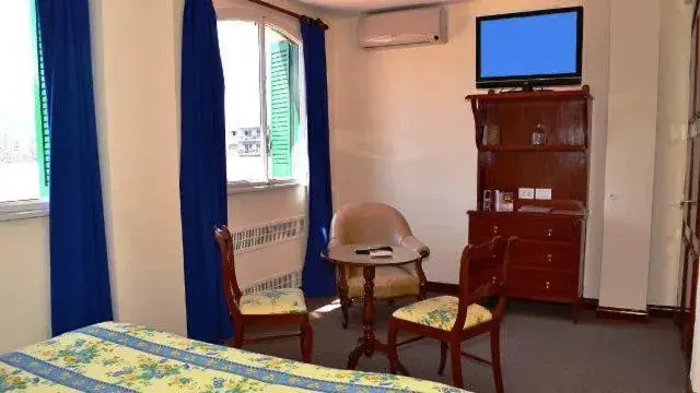 Bedroom, TV/Entertainment Center in Hotel Salta
