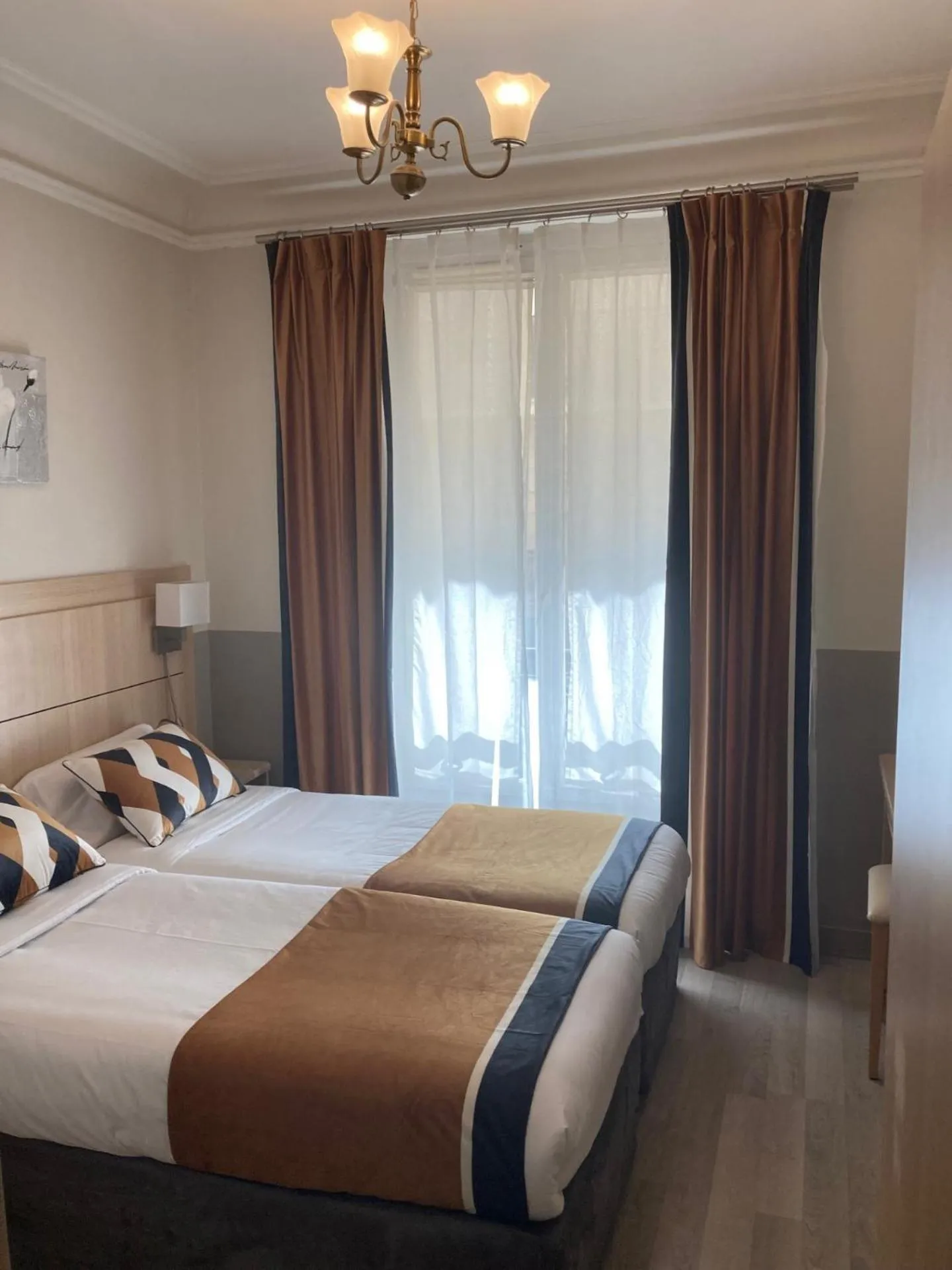 Bed in Hotel Phenix Paris