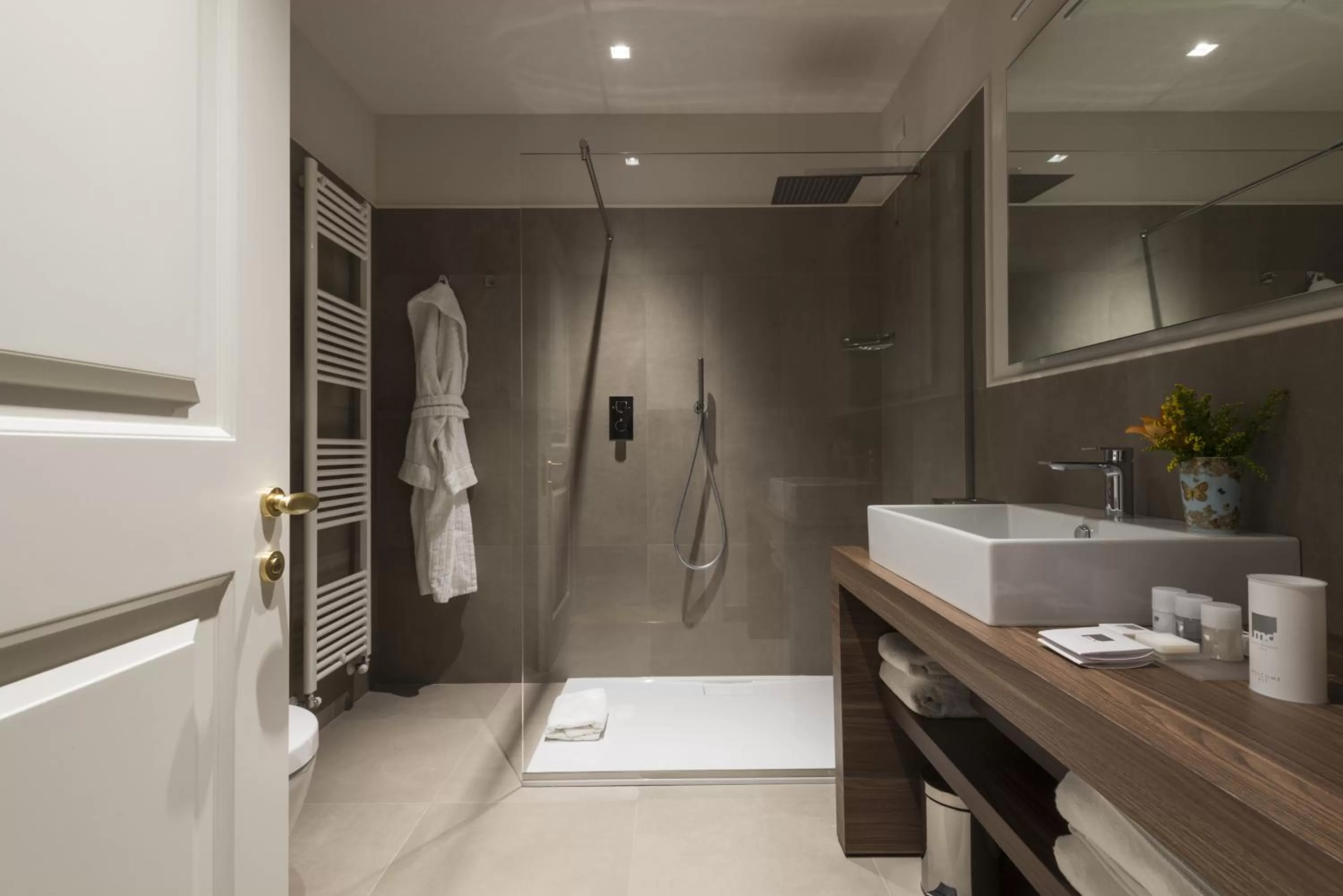 Shower in Palazzo Dipinto