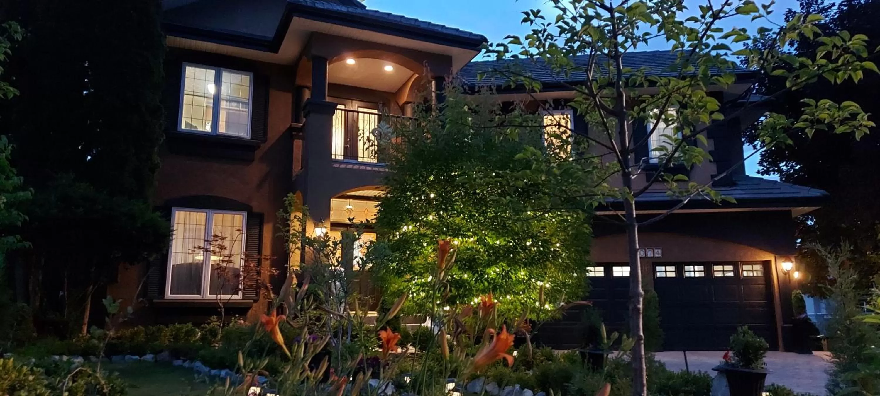 Property Building in Summer Express Kelowna B&B - Villa Bellissimo Fran-Talia