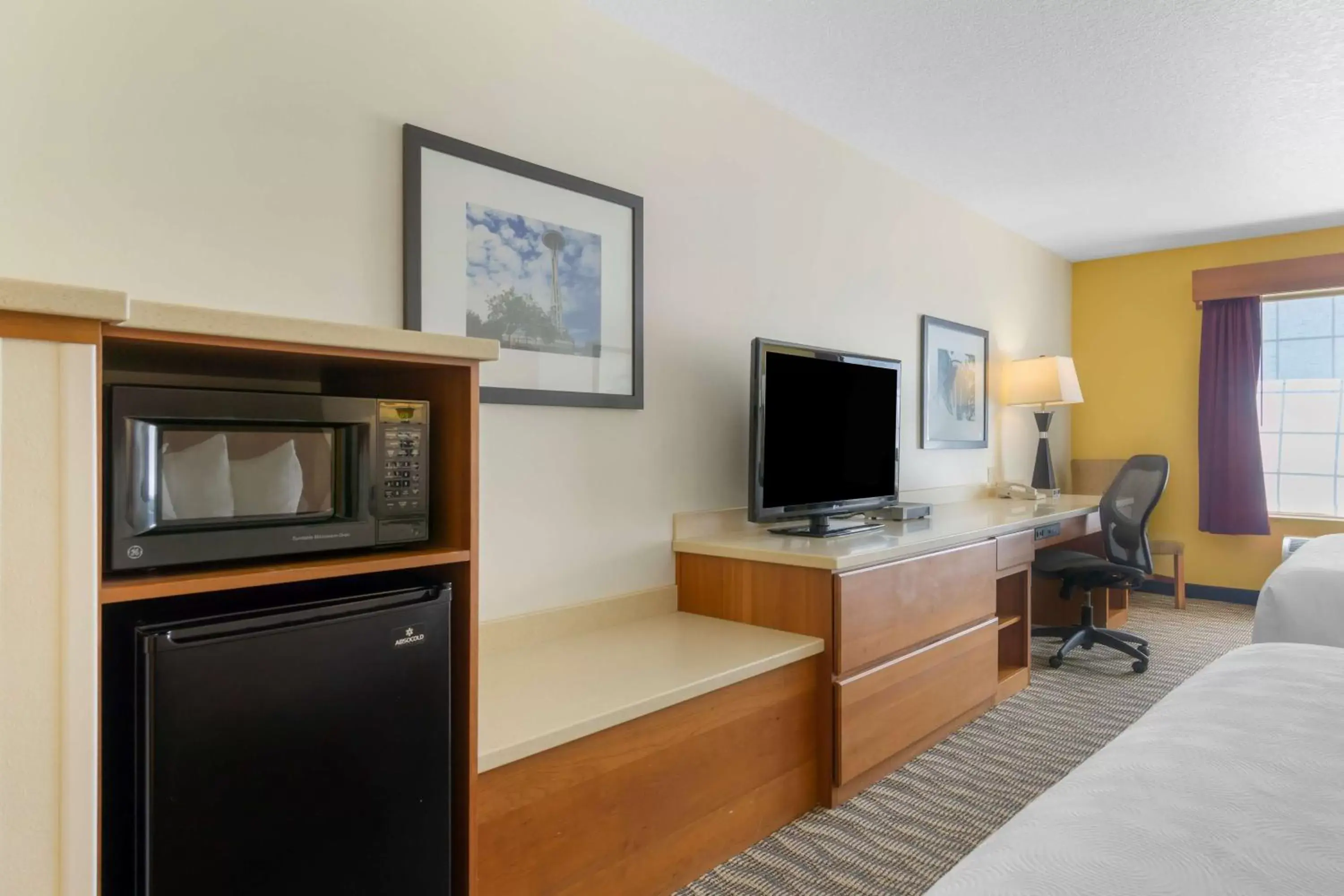 Bedroom, TV/Entertainment Center in Best Western Plus Park Place Inn & Suites