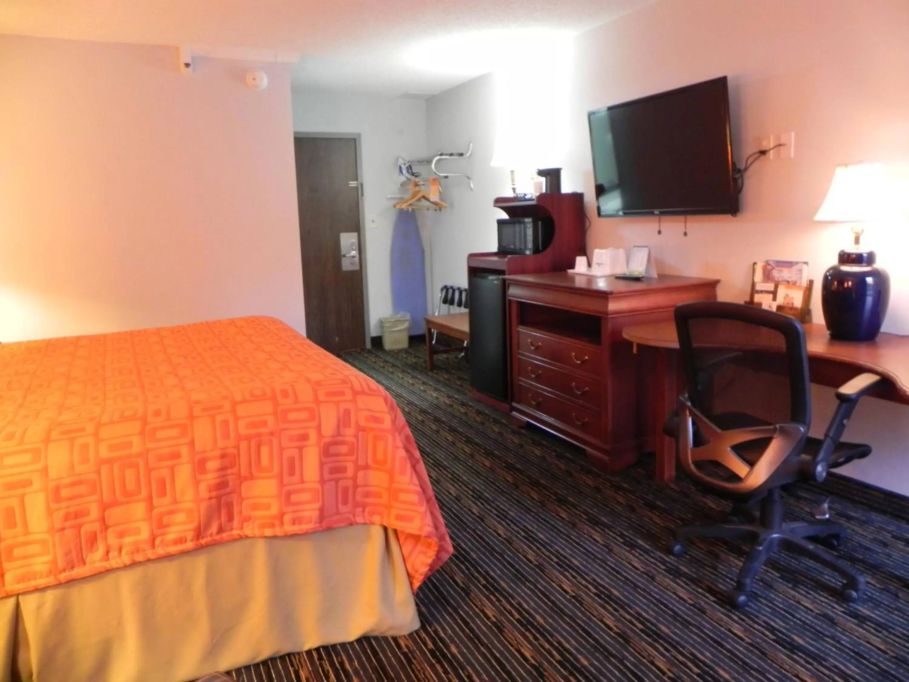 Photo of the whole room, Bed in Howard Johnson by Wyndham Lexington