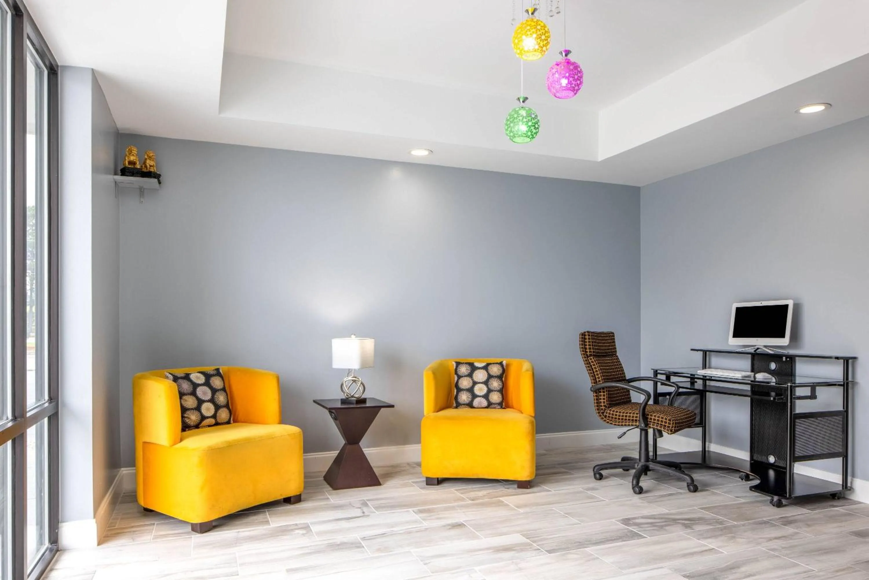 Communal lounge/ TV room, Seating Area in BAYMONT INN