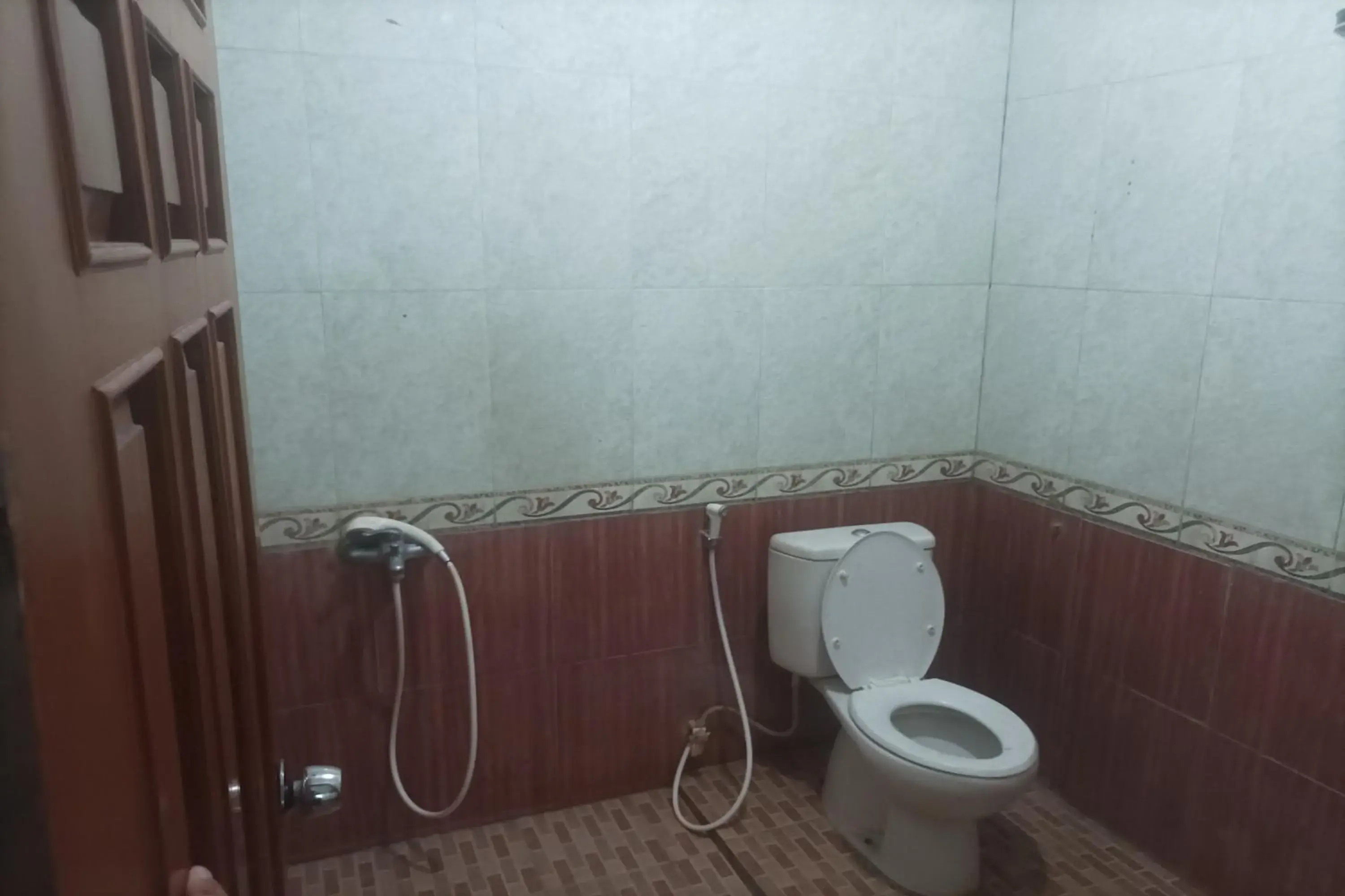 Bathroom in RedDoorz Plus near Alun Alun Kejaksan Cirebon