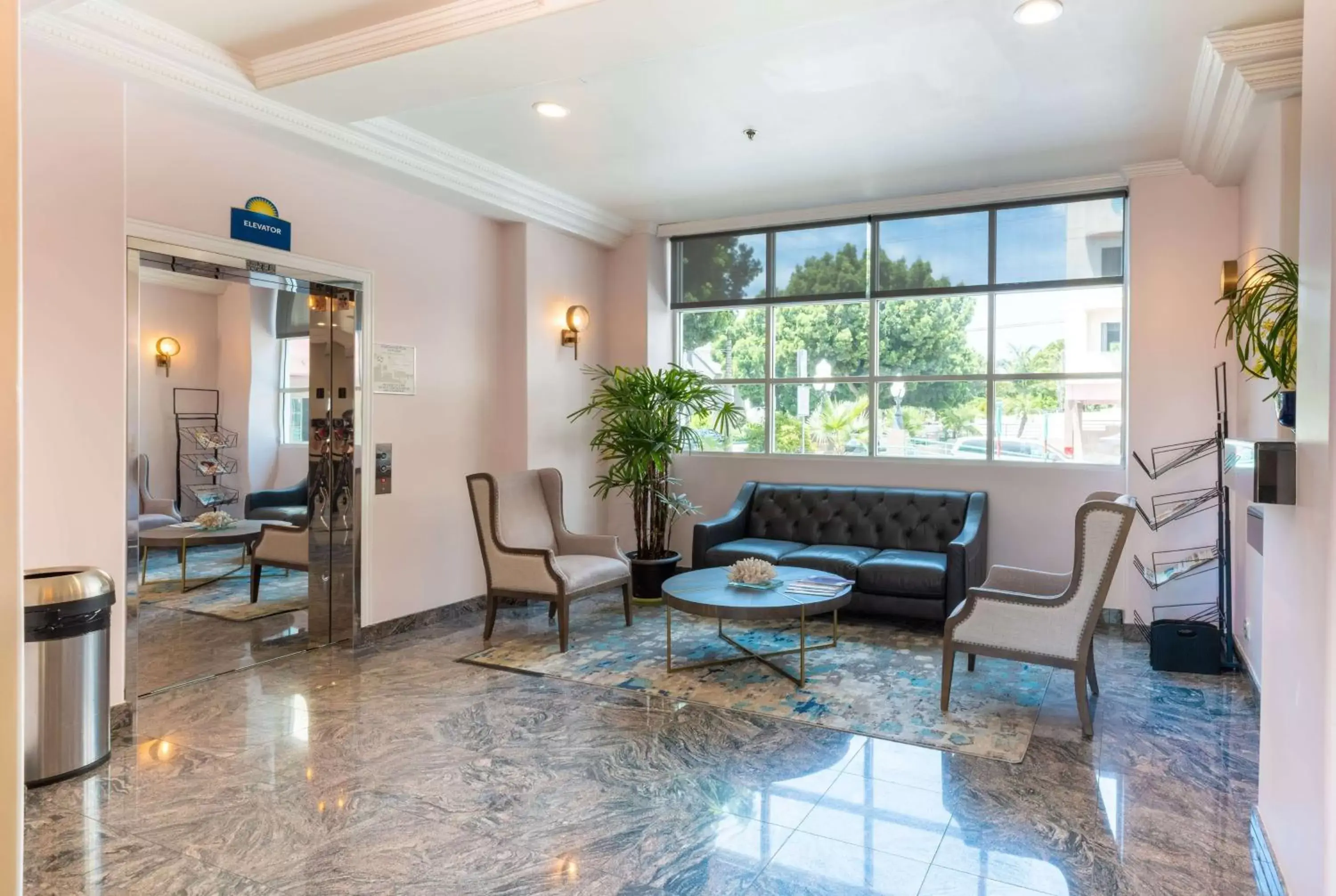 Lobby or reception, Seating Area in Days Inn by Wyndham Santa Monica/Los Angeles