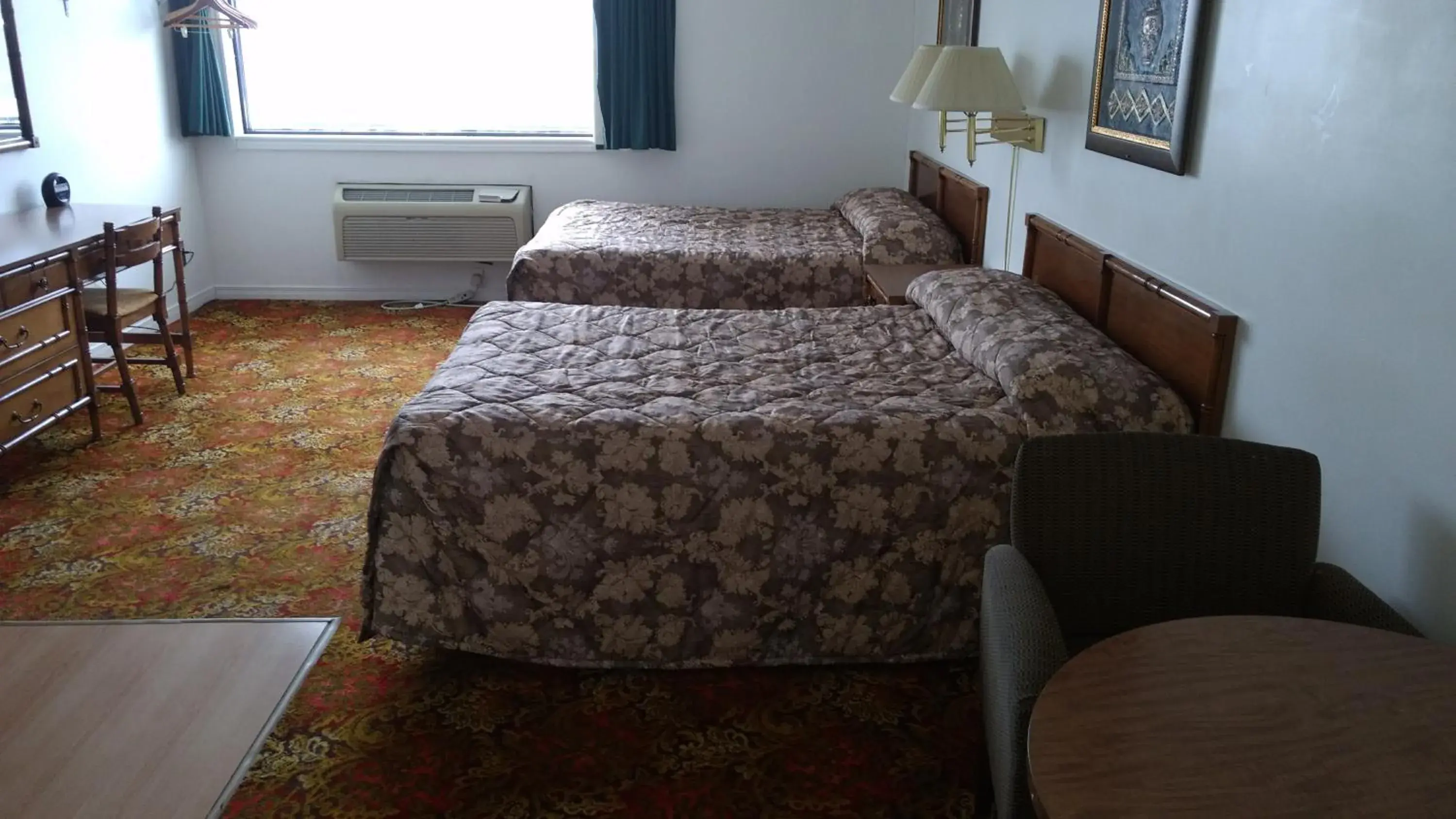 Kitchen or kitchenette, Bed in Travel Inn Hearst
