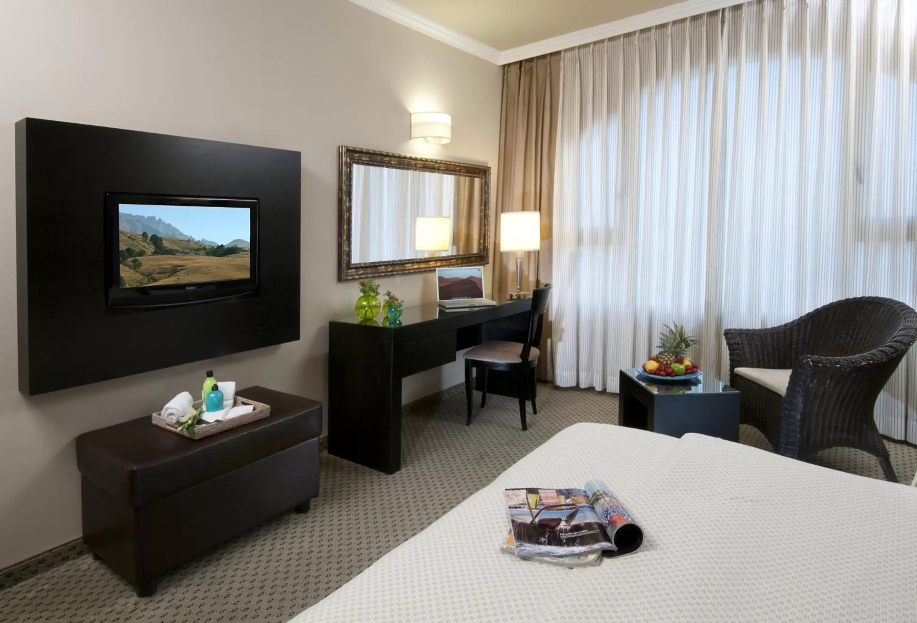 Bedroom, TV/Entertainment Center in Leonardo Hotel Negev