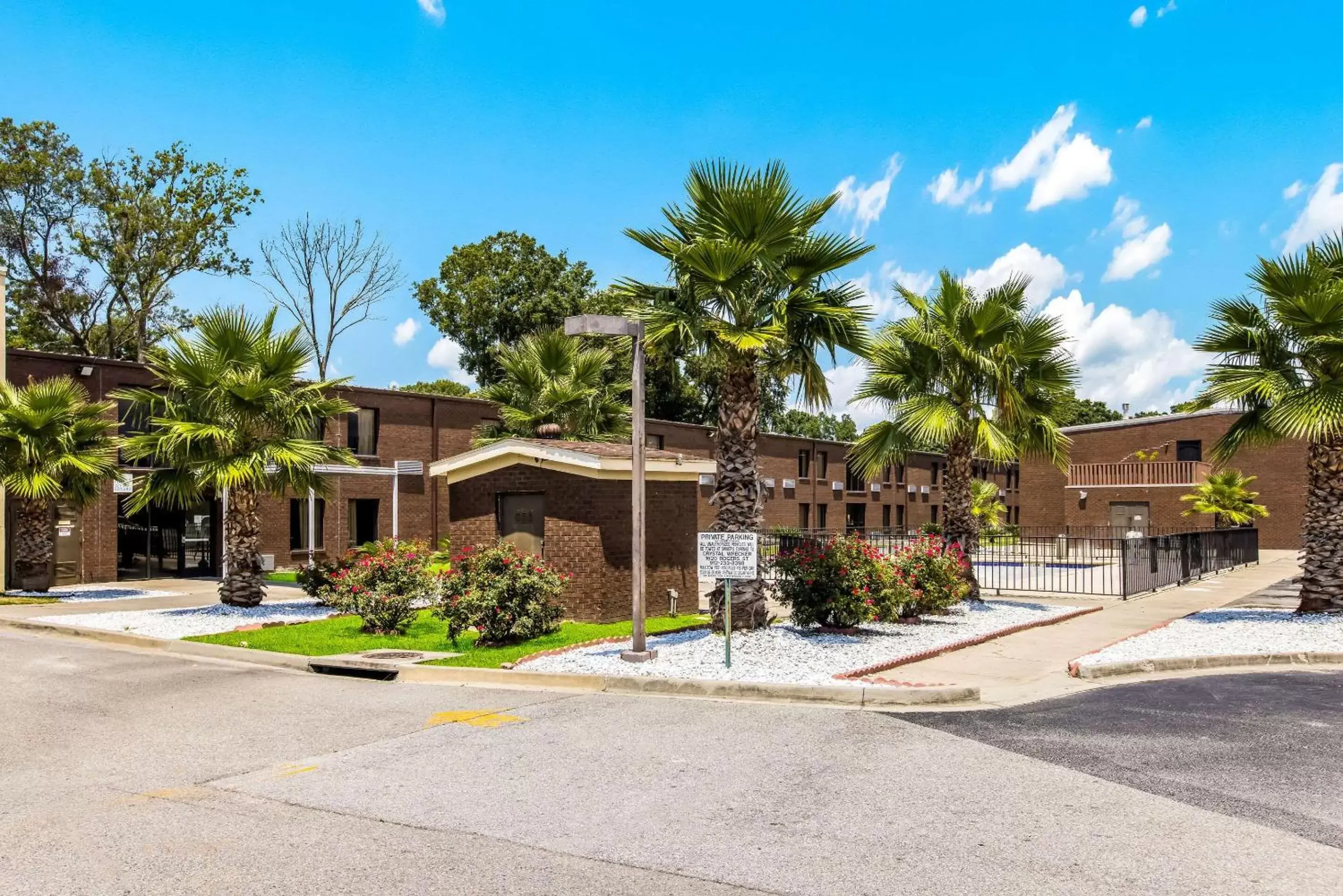 Property Building in Econo Lodge Garden City